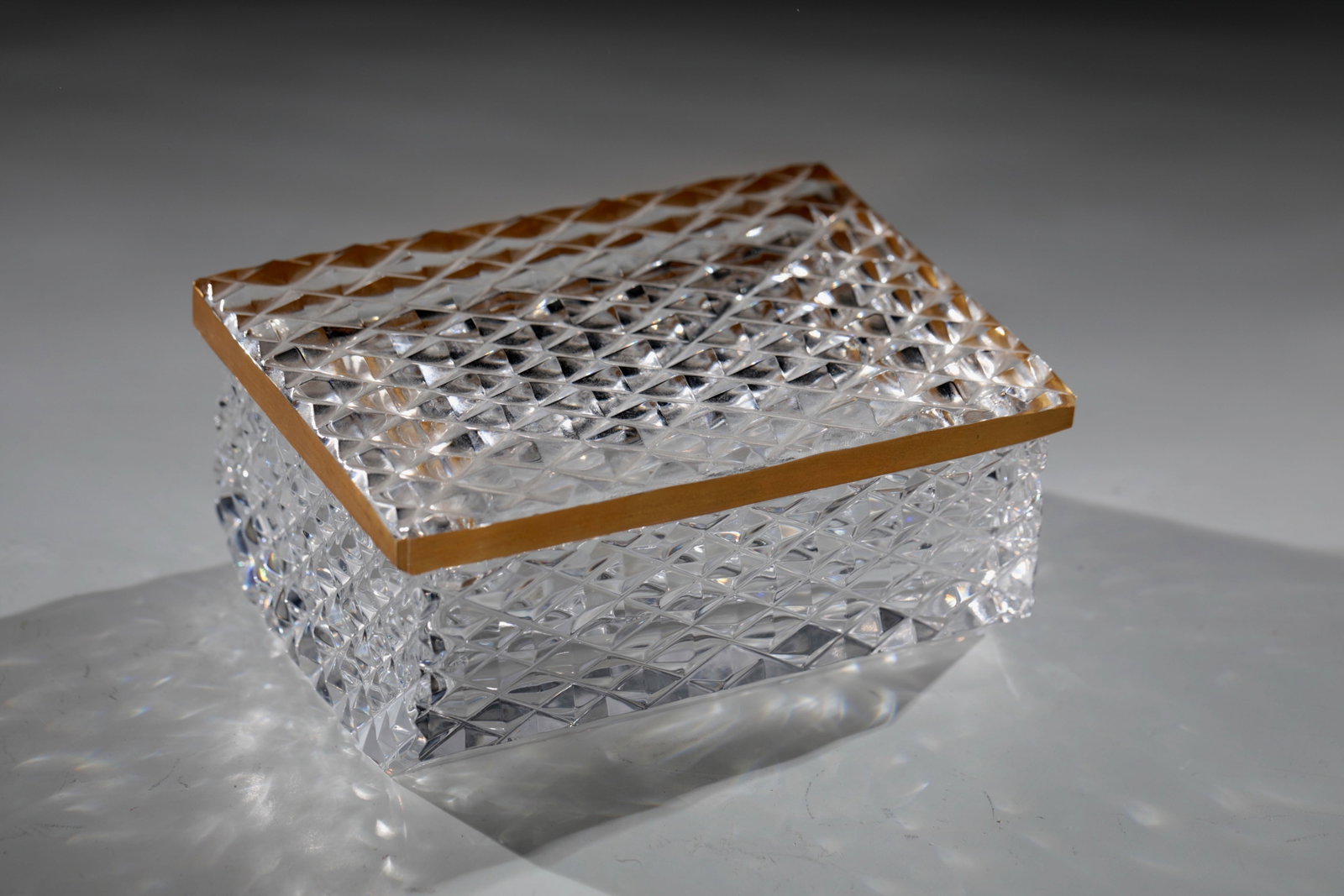 Lidded jar: Lidded box Probably France, 19th century Colourless pressed glass with pseudo diamond hump cut. Edge of the lid gilded. 11.5 x 8.5 x 5 cm Deckeldose Wohl Frankreich, 19. Jh. Farbloses Pressglas mit