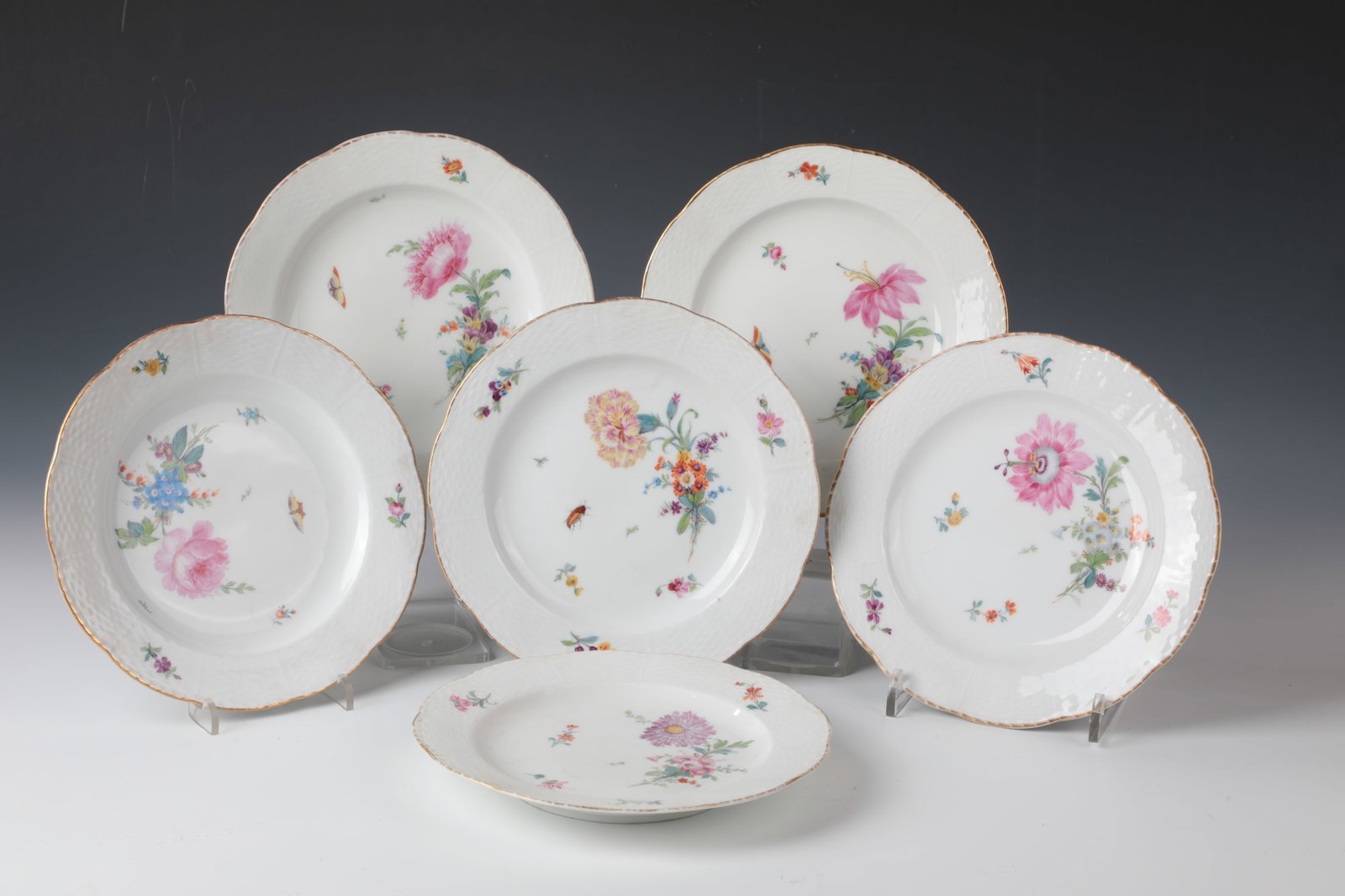 Six plates: Six plates KPM, Berlin, 19th century Deeply hollowed, round plates on a standing ring with a passable, gold-trimmed rim. Decorated on flag and mirror with colorful flower and insect painting. Passive