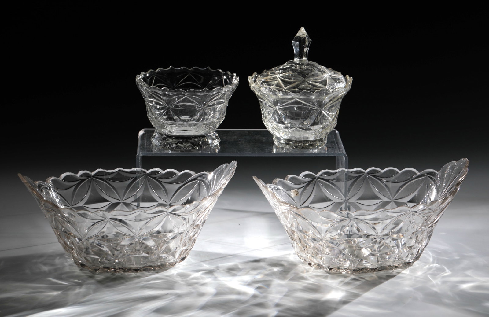 Mixed lot of two jardines and two sugar bowls: Mixed lot of two jardines and two sugar bowls England or Scotland, 18th / 19th century Colourless, slightly greyish glass with a rich facet cut. Muzzle edges ground to fit. A sugar bowl with a lid.