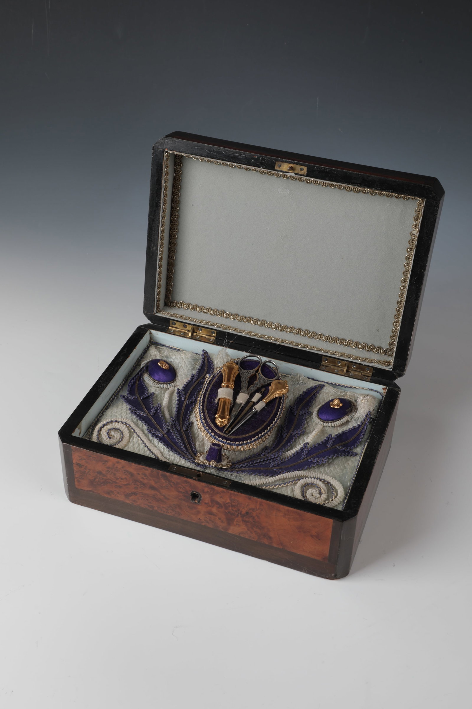 Sewing box in Napoleon III style: Sewing box in Napoleon III style, 19th century Various types of wood with gilded, ornamental brass inlays as well as two inlays in the form of flowers and a pearl rod rectangle made of