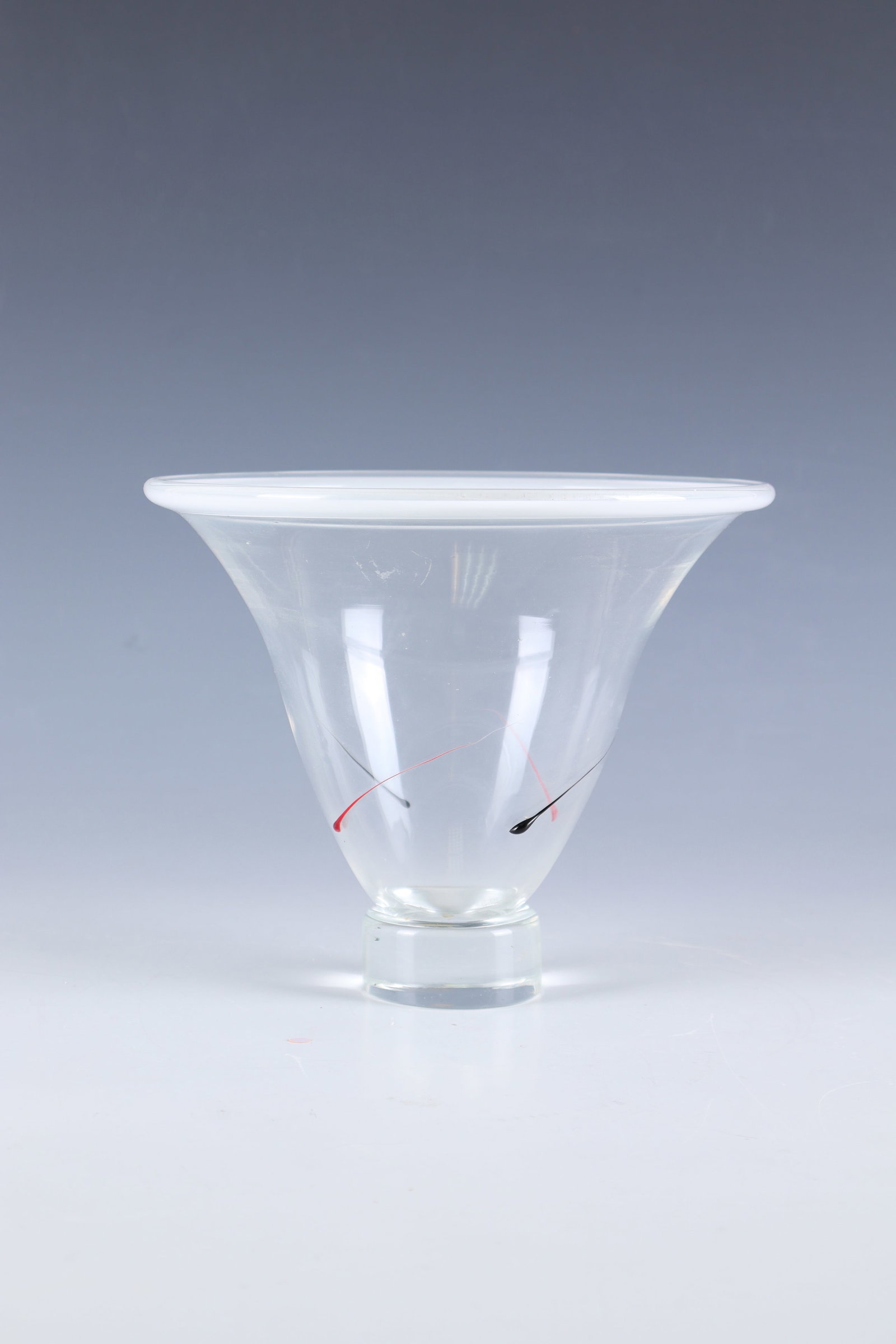 Foot vase: Foot vase Seguso Vetri d'Arte, Murano, c. 1963 Colourless glass, the body decorated with 2 red or 2 black-violet glass threads. At the edge of the mouth, a band of opaque white glass circumferential