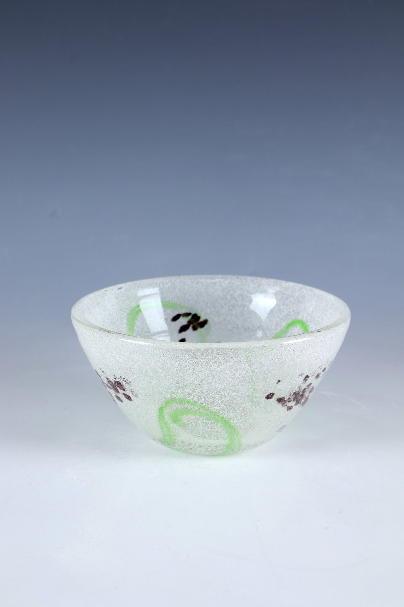 Shell: Bowl 20th century Colorless, strongly bubbled glass. Between the layers, multicolored abstract décor. H. 7.9 cm. D. 15.7 cm. Schale 20. Jahrhundert Farbloses, stark blasiges Glas. Zwischen den