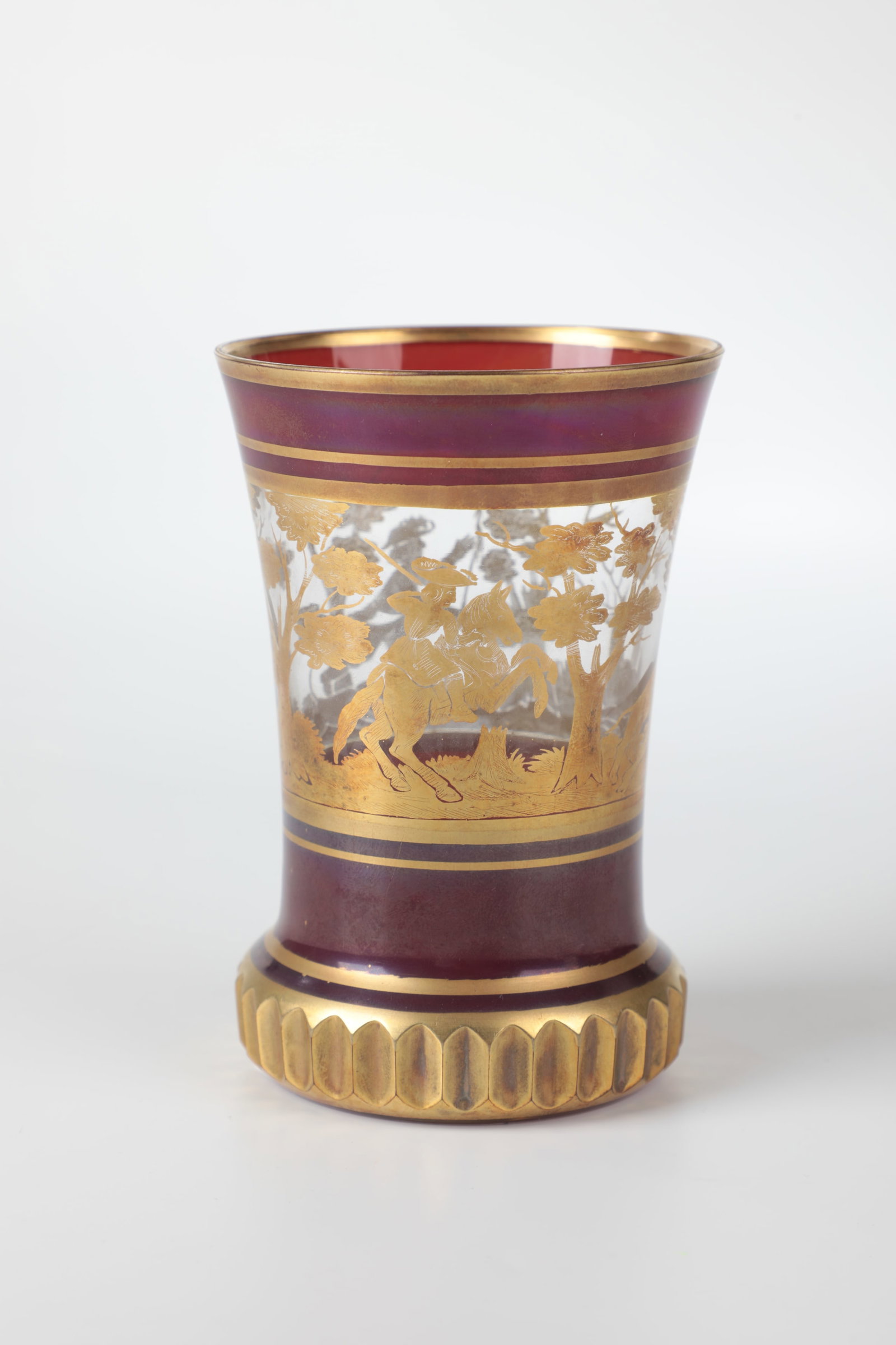 Ranft cup with hunting scene: Ranft beaker with hunting scene, 19th century, colourless glass, partly glazed red on the inside. Back with notched star. Tinkered Ranft gilded. Circumferential depiction of a deer hunt in fine gold e