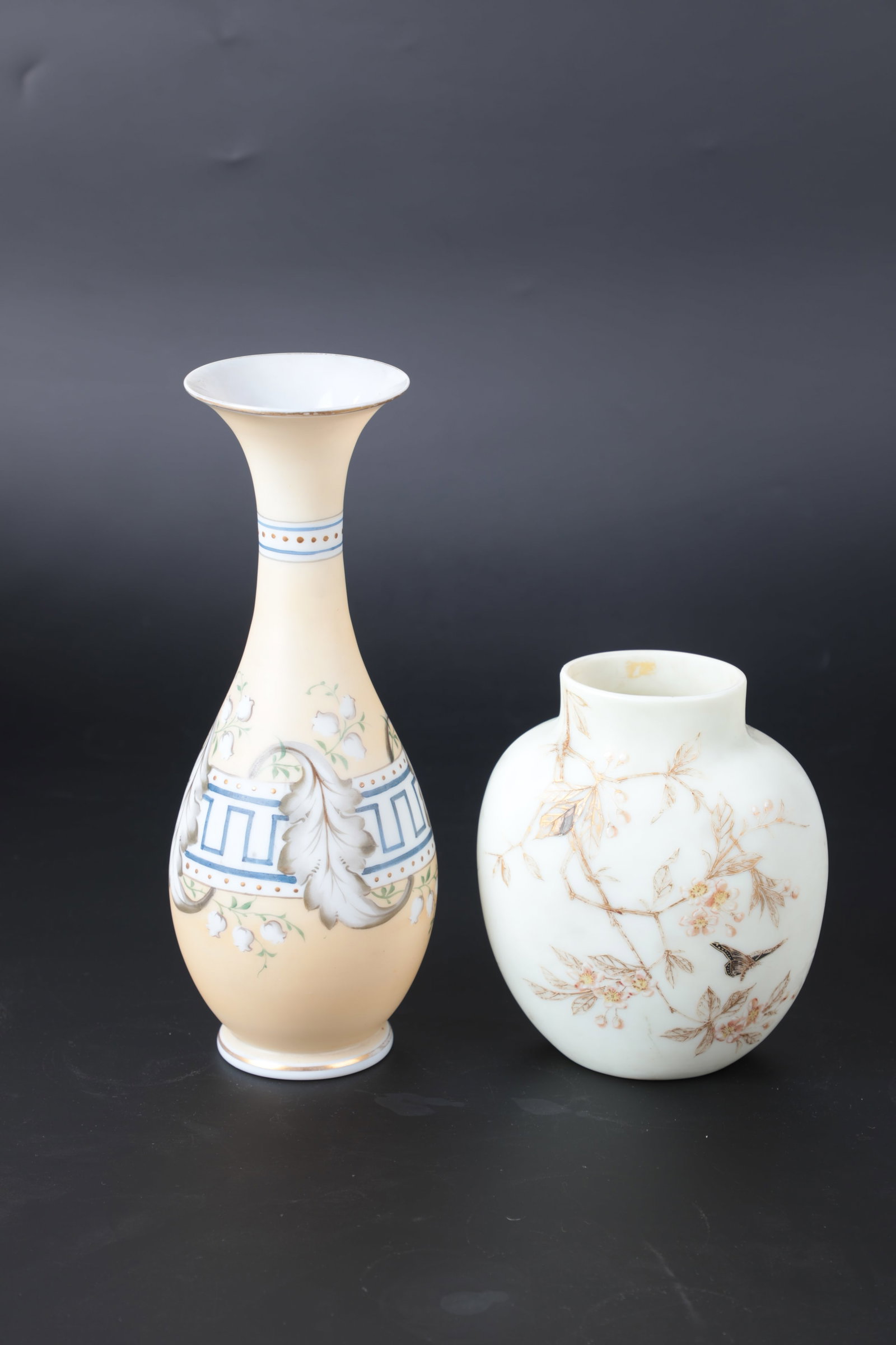 Mixed lot of two vases: Mixed lot of two vases, 19th century, vase with butterfly in oval cross-section. On the visible side, a flower branch and butterfly in bright enamel colours and gold painting. H. 16 cm frosted glass