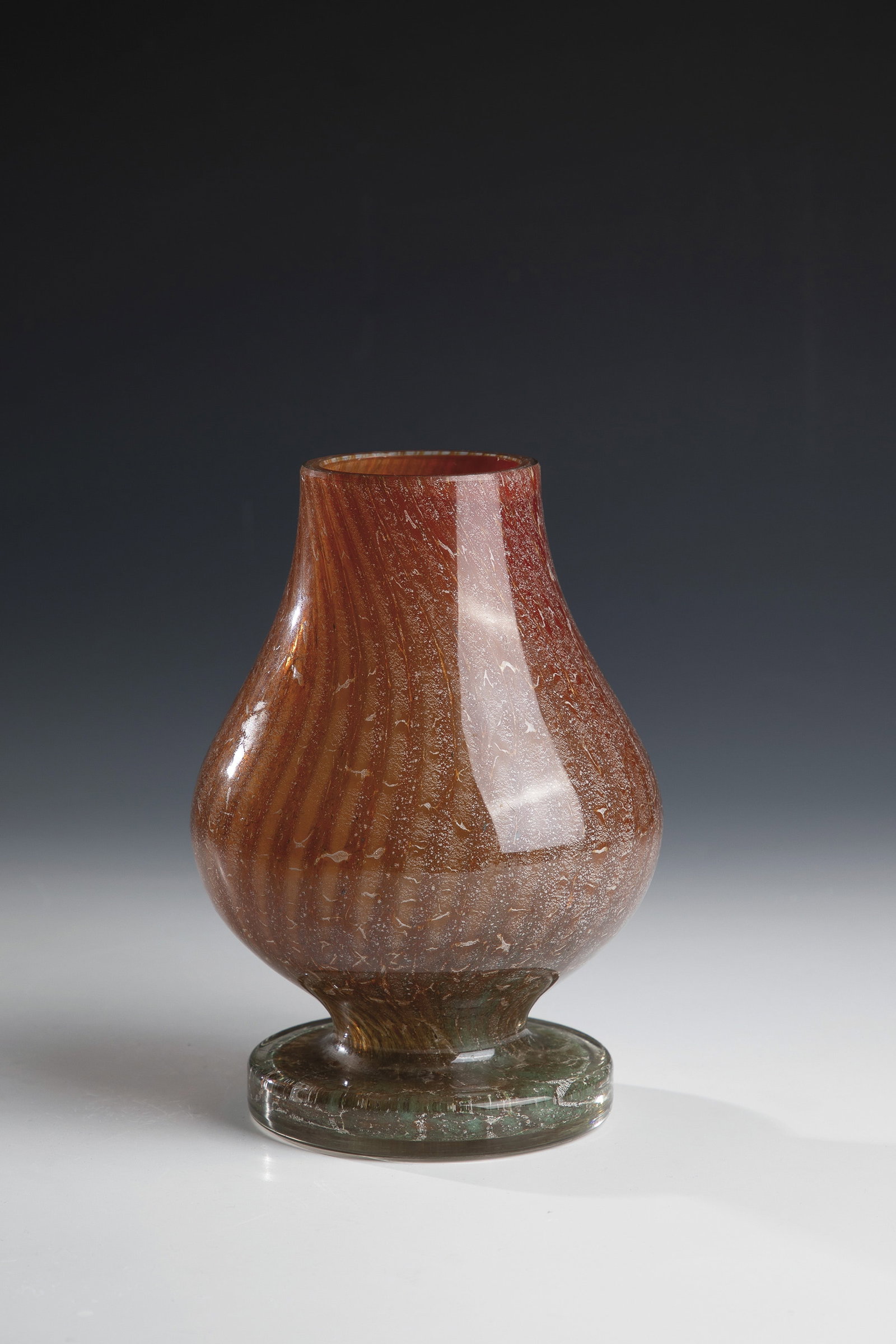 Vase ''Ikora'' - Crystal: Vase ''Ikora'' - crystal Karl Wiedmann (decorative technique), WMF, Geislingen, 1930-35 Colourless glass with colour and oxide melting between the layers. With crackle formation. H. 19 cm. Vase ''Ikor