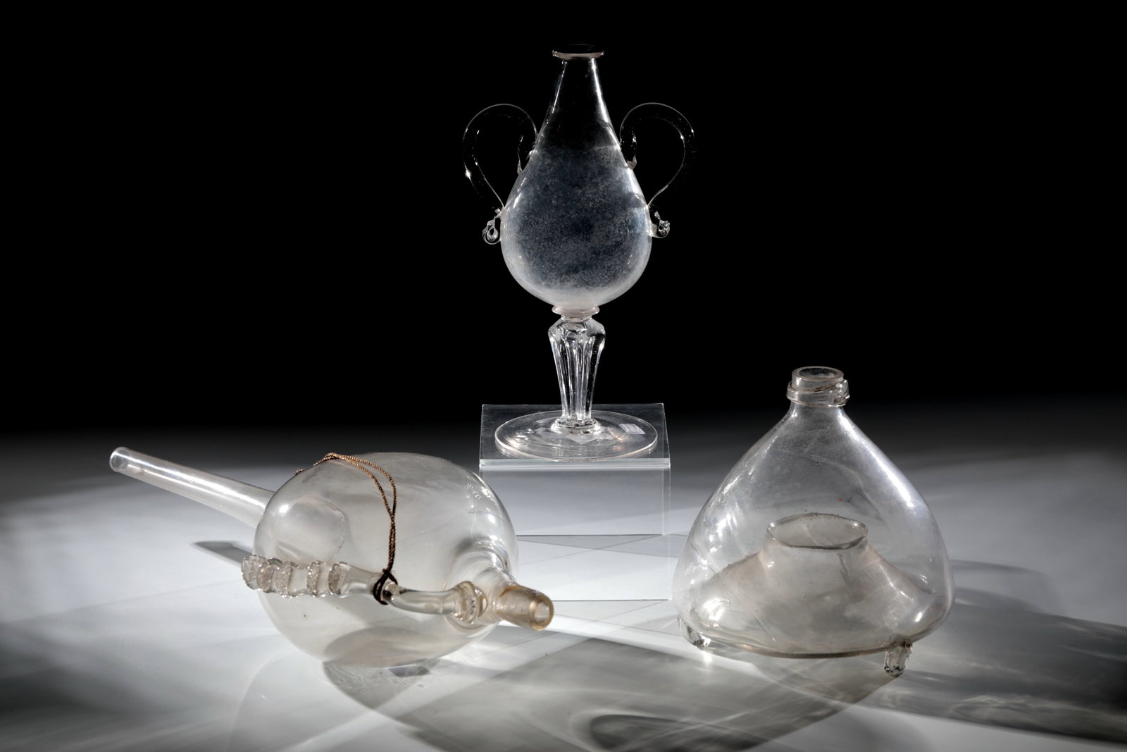 Mixed lot of apothecary bottle, wine lifter, and fly trap: Mixed lot of apothecary bottle, wine lifter, and flytrap Middle German, Thuringia, 18th century. L. 39 cm H. 21 or 15 cm Konvolut Apothekerflasche, Weinheber, und Fliegenfalle Mitteldeutsch, Thür