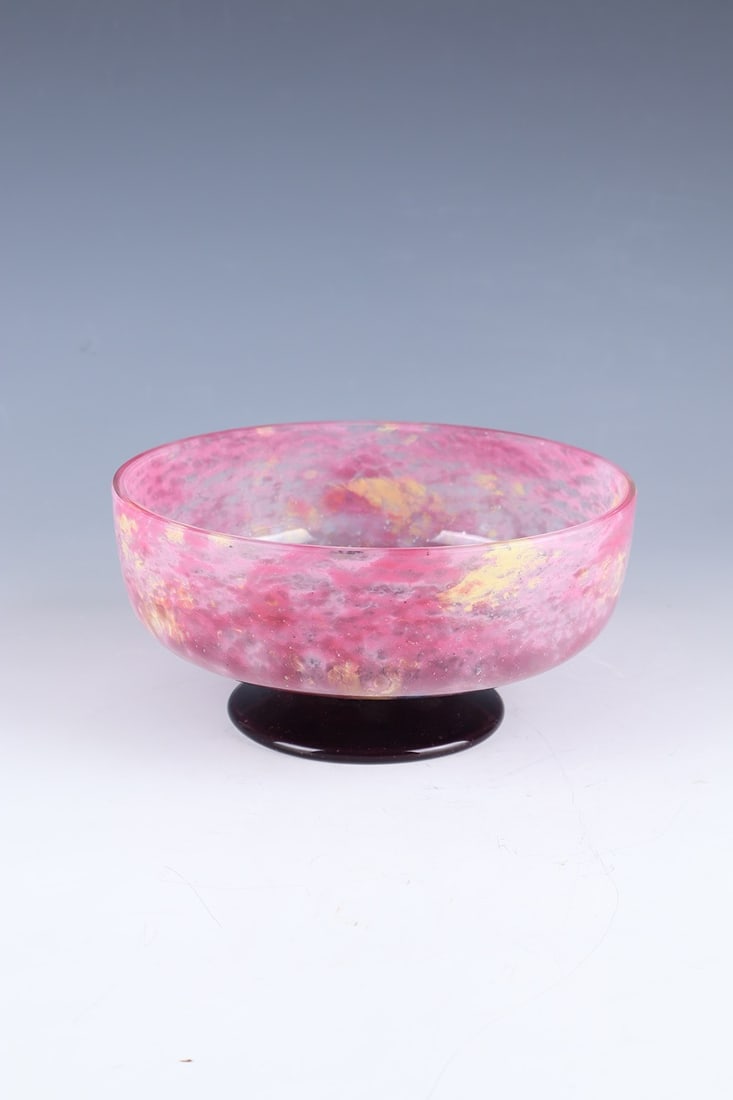 Foot shell: Foot bowl France, attributed to Schneider, c. 1920 Colourless glass with flaky powder melting in pink, orange and blue, base with violet powder melting. H. 8.5 cm; D. 17.5 cm. Fußschale