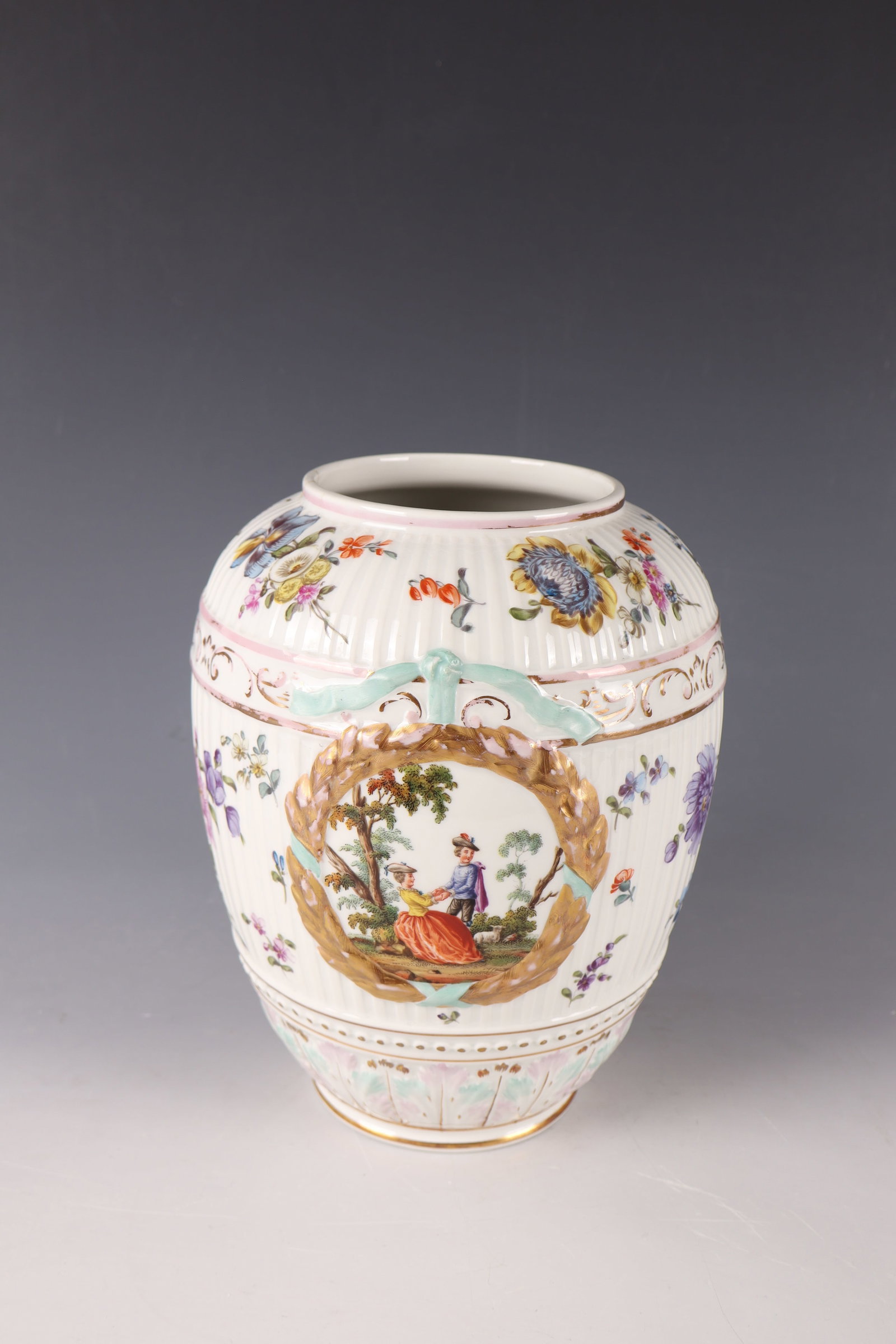 Vase: Vase KPM Berlin, 2nd half of the 20th century Belly, fluted body circumferential with polychrome flower painting. Gold-decorated wreath cartouche with cotton wool scenes on the front and back.
