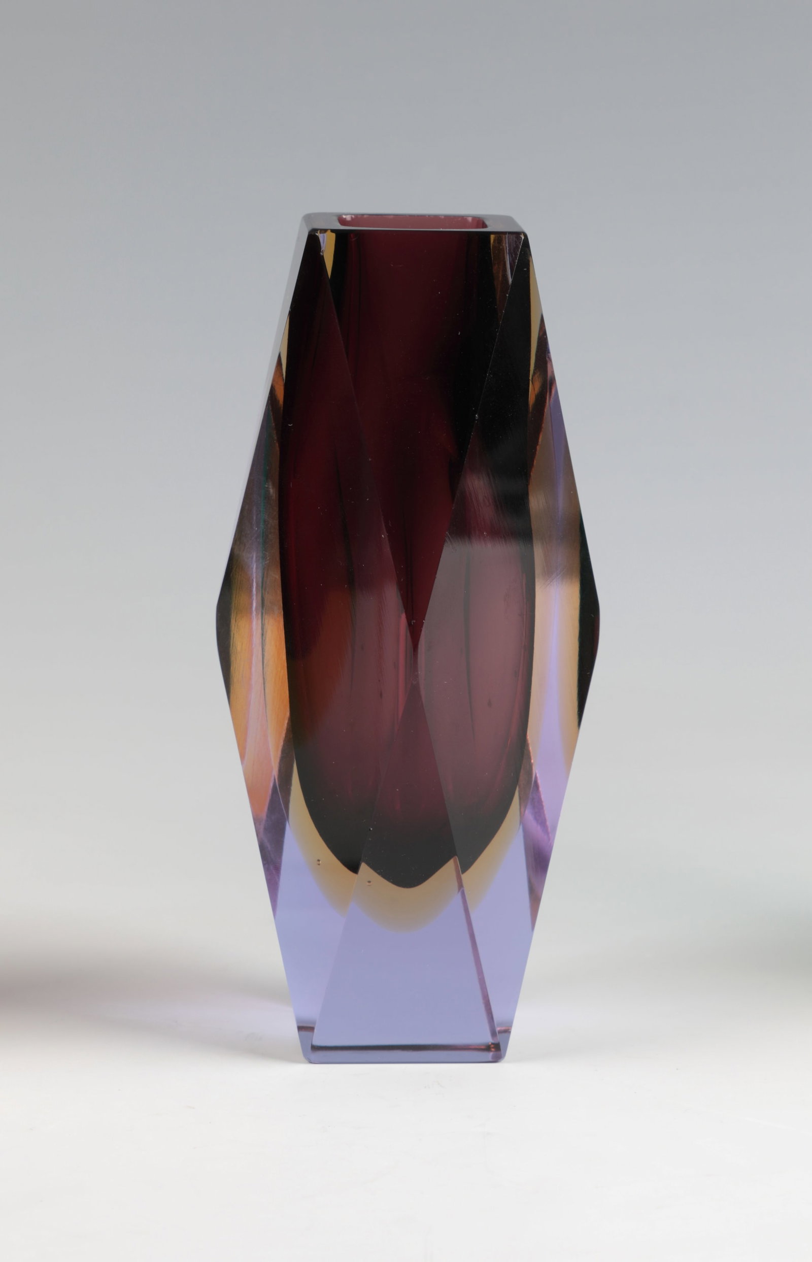 Vase ''Sommerso'': Vase ''Sommerso'' Murano, 1950-1960s Amethyst glass, multi-coloured underlay. H. 16 cm. Vase ''Sommerso'' Murano, 1950-1960er Jahre Amethystfarbenes Glas, mehrfarbig unterfangen. H. 16 cm.