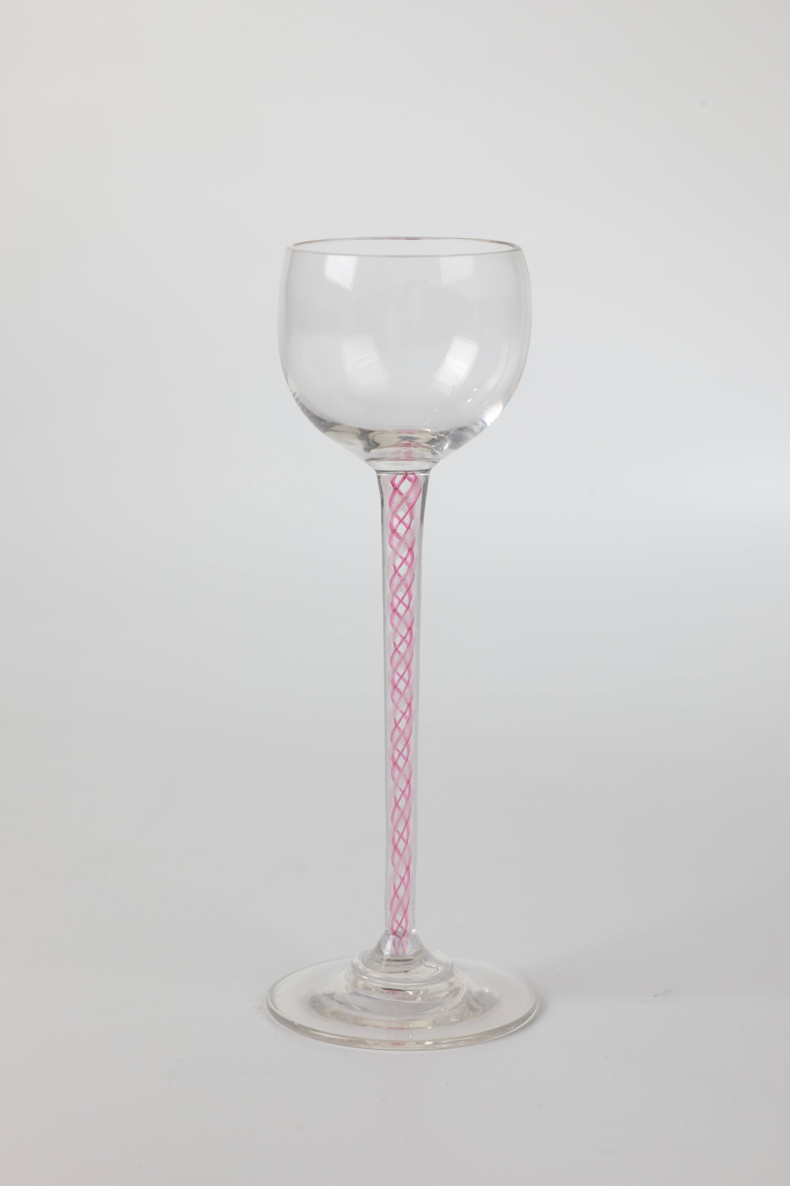 Liqueur glass: Liqueur glass Bohemia, around 1900 Colourless glass. Long, delicate shaft with enclosed frosted glass threads alternating with pink threads in spiral guidance. H. 13.5 cm. Likörglas Böhmen,