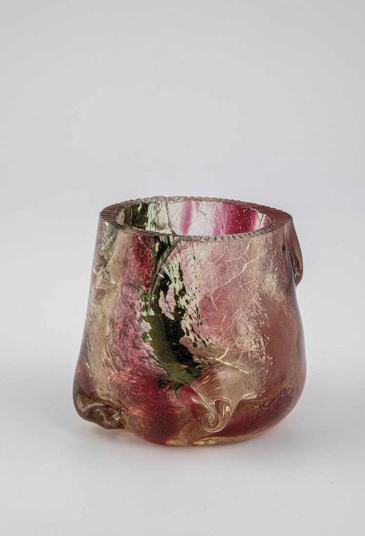 Vase: Vase Ernest Baptiste Léveillé, Paris, c. 1890 Colourless glass with warped green and pink powder inclusions, irregularly pinched. The muzzle rim is sharpened. Inscribed on the underside: E.