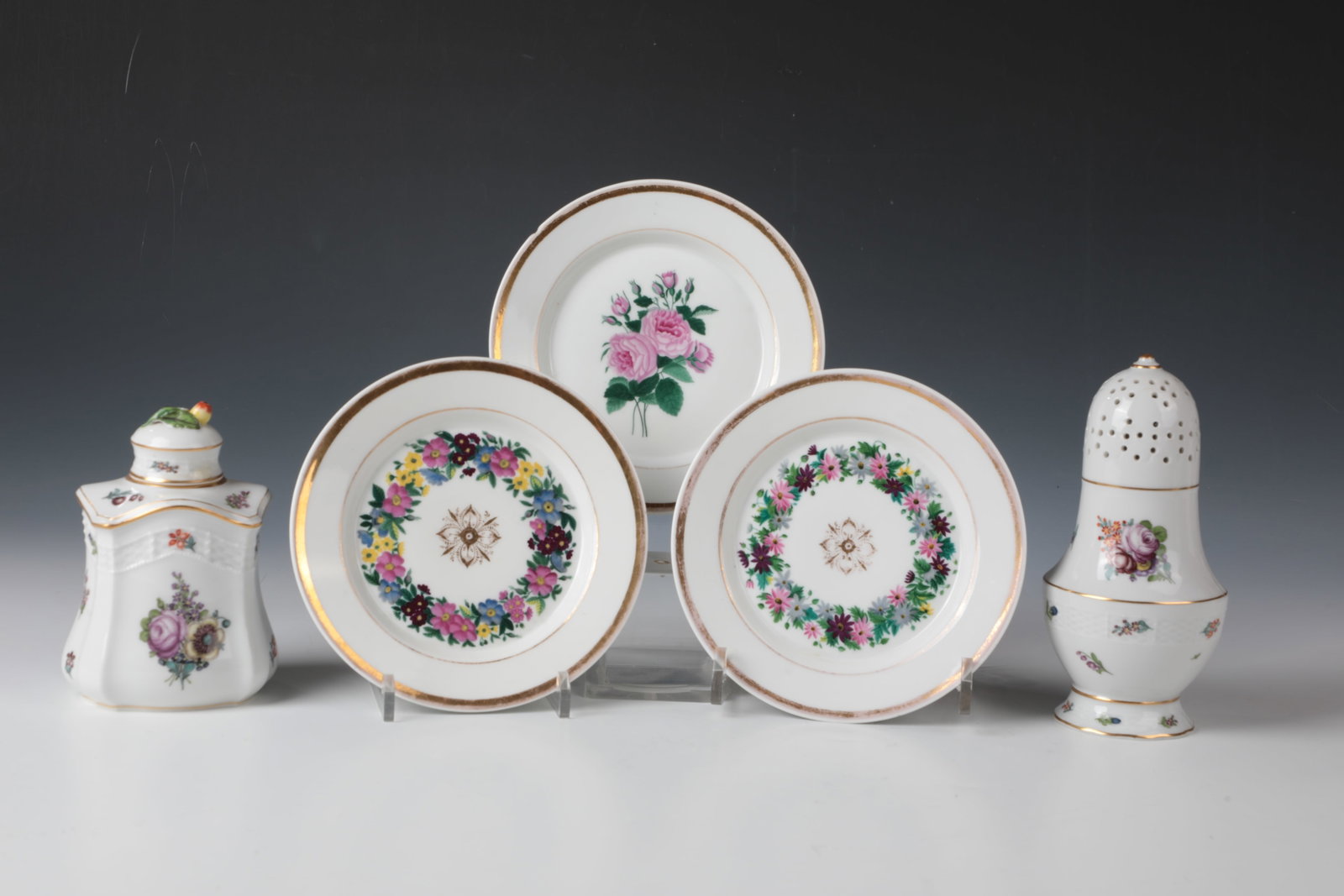 Mixed lot of three plates, sugar shakers and tin: Mixed lot of three plates, sugar shaker and tin KPM, Berlin, 1844-47 or Nymphenburg, 20th century. On mirror decorated with colorful flower painting. Passiger: The floor with underglaze blue eagle