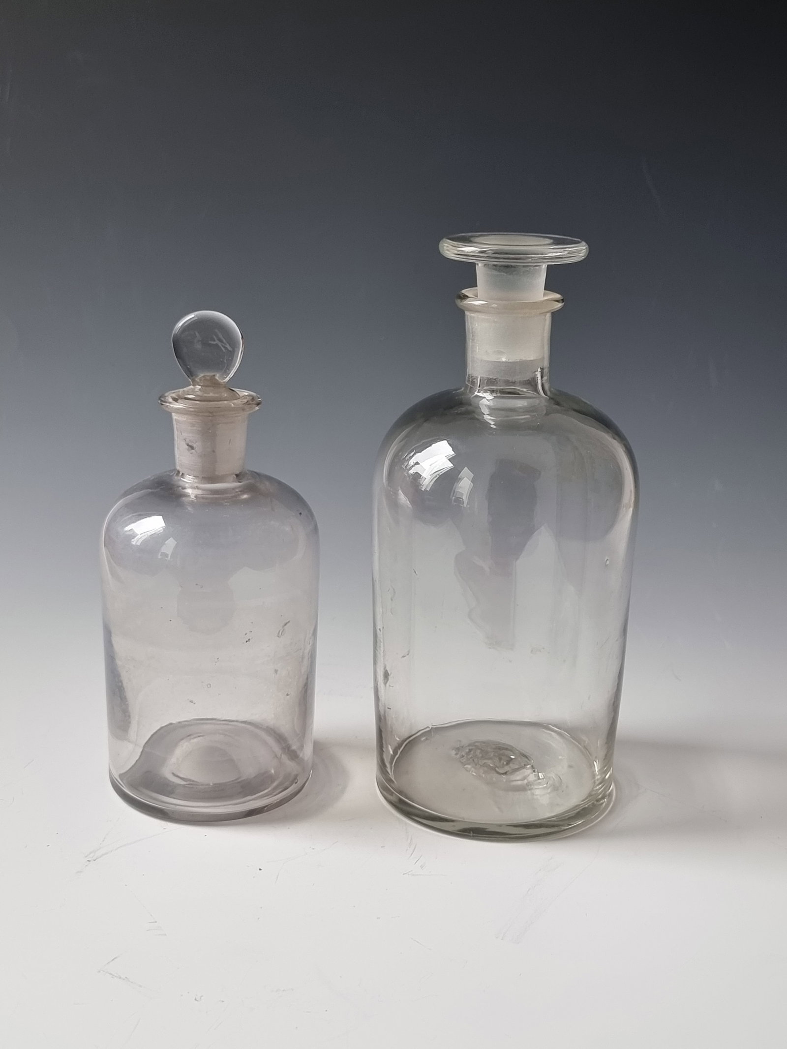 Mixed lot of six apothecary jars - 2