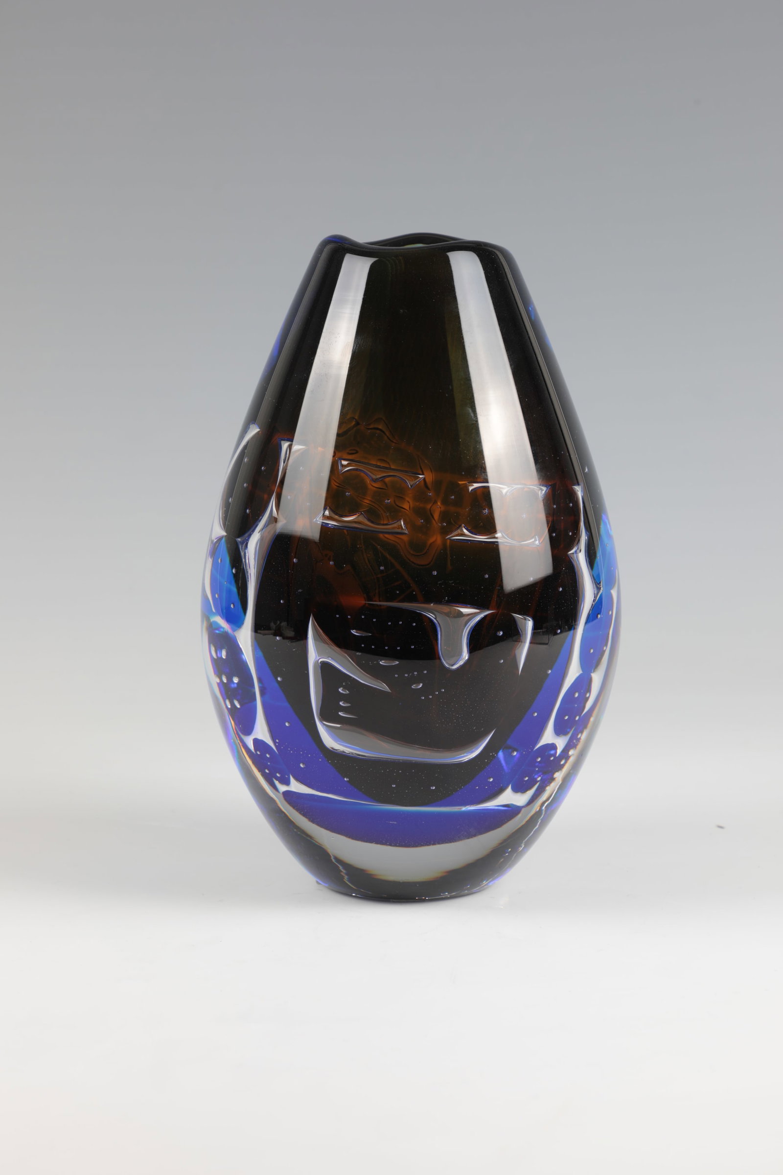 Vase ''Ariel'': Vase ''Ariel'' Edvin Öhrström (design), Orrefors (execution), 1986 Colourless, cobalt blue and honey-yellow overlaid glass. Decor worked out after intermediate cooling using sandblasting