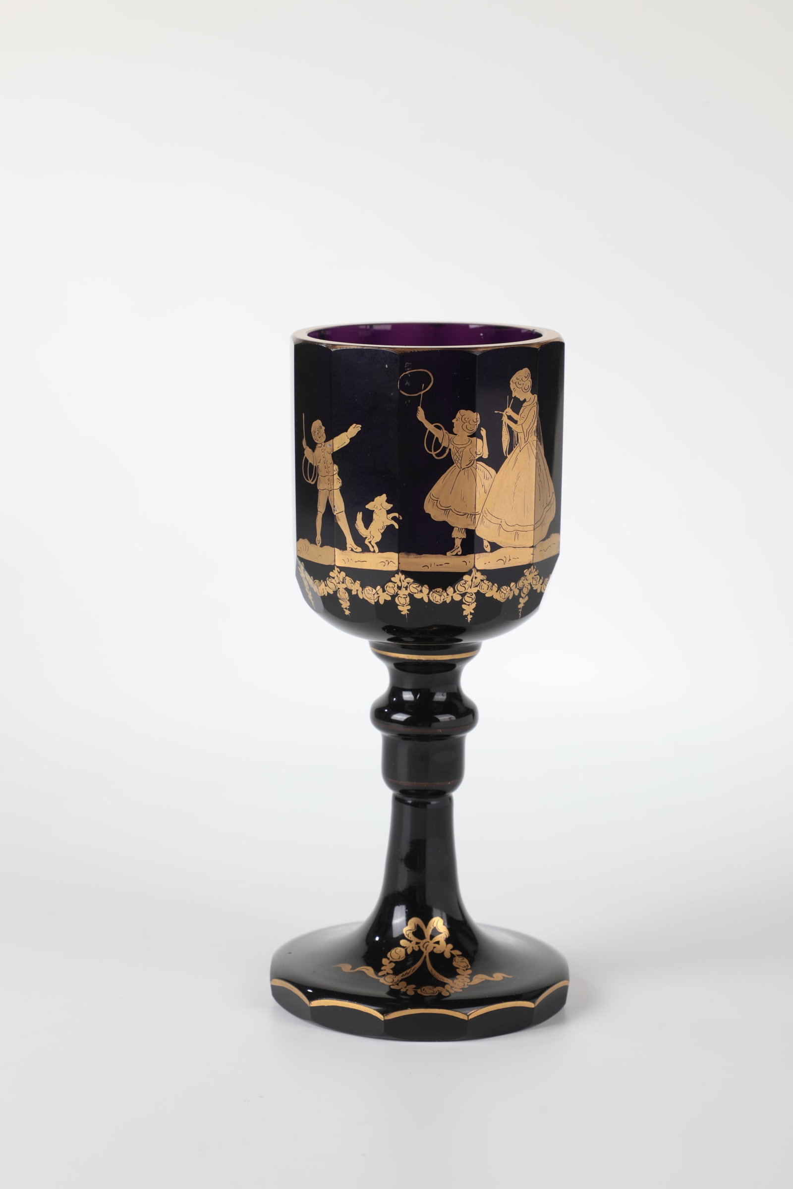 Cup with scene of a nursery: Goblet with scene of a nursery of the Lorenz brothers, Steinschönau around 1925 Amethyst-coloured glass with gold-etched decoration: Playing children and nannies. Gold-plated lip rim slightly