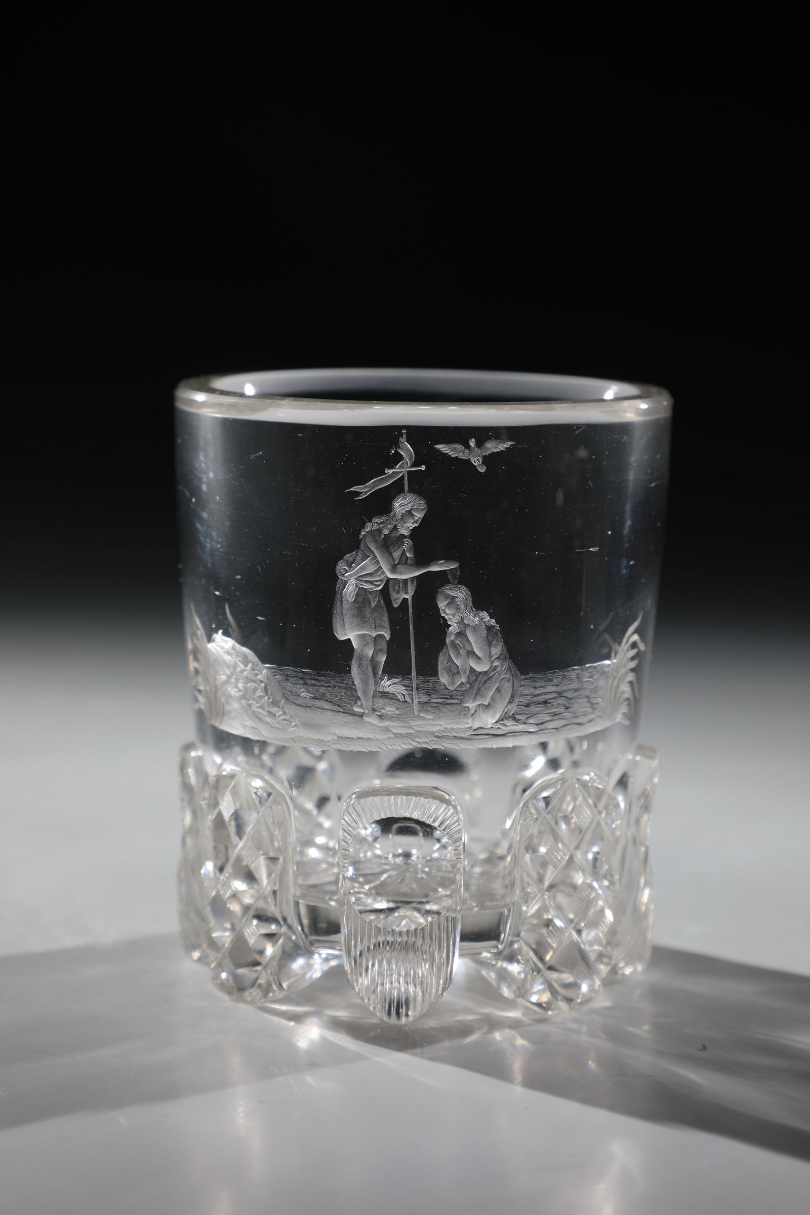 Cup with Baptism of Christ: Beaker with depiction of the Baptism of Christ New World around 1840 Colourless glass. Back with notched star. Eight high-ground feet with hatching decoration. Frontal on the thick-walled cuppa in
