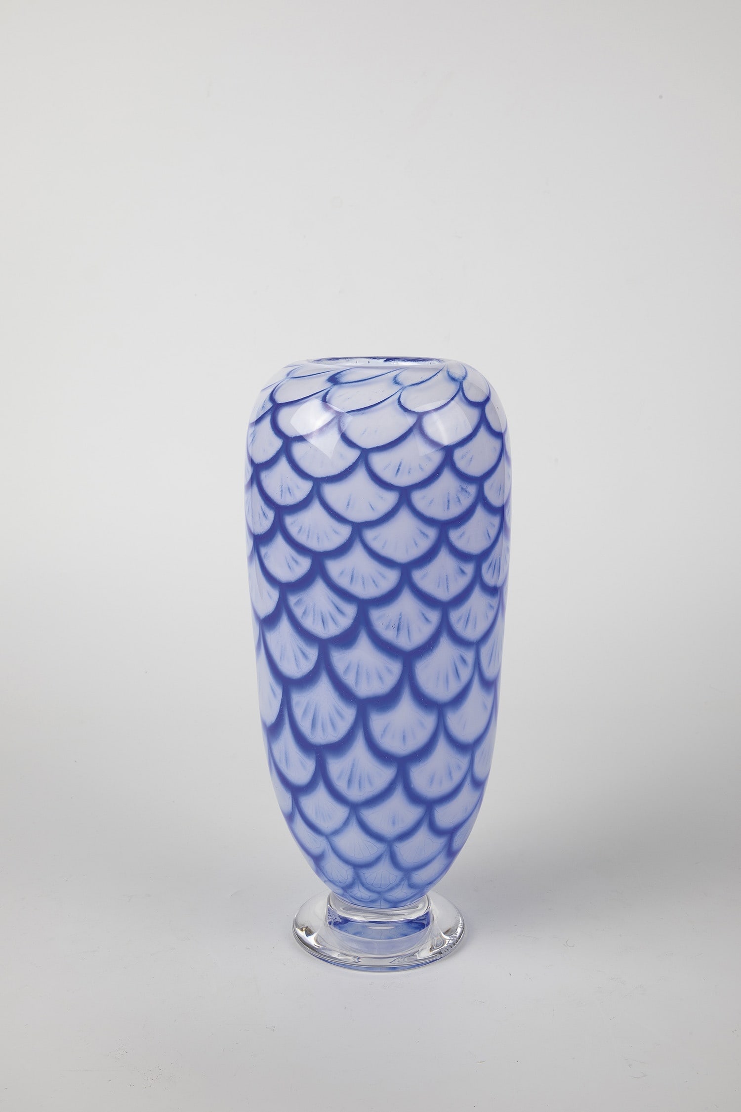 Vase: Vase Micke Johansson (design), Glashütte Pukeberg (execution), 2005 Colourless glass, opaque white underlay. Between the layers, area-filling, fine decoration in the roving technique made of blue