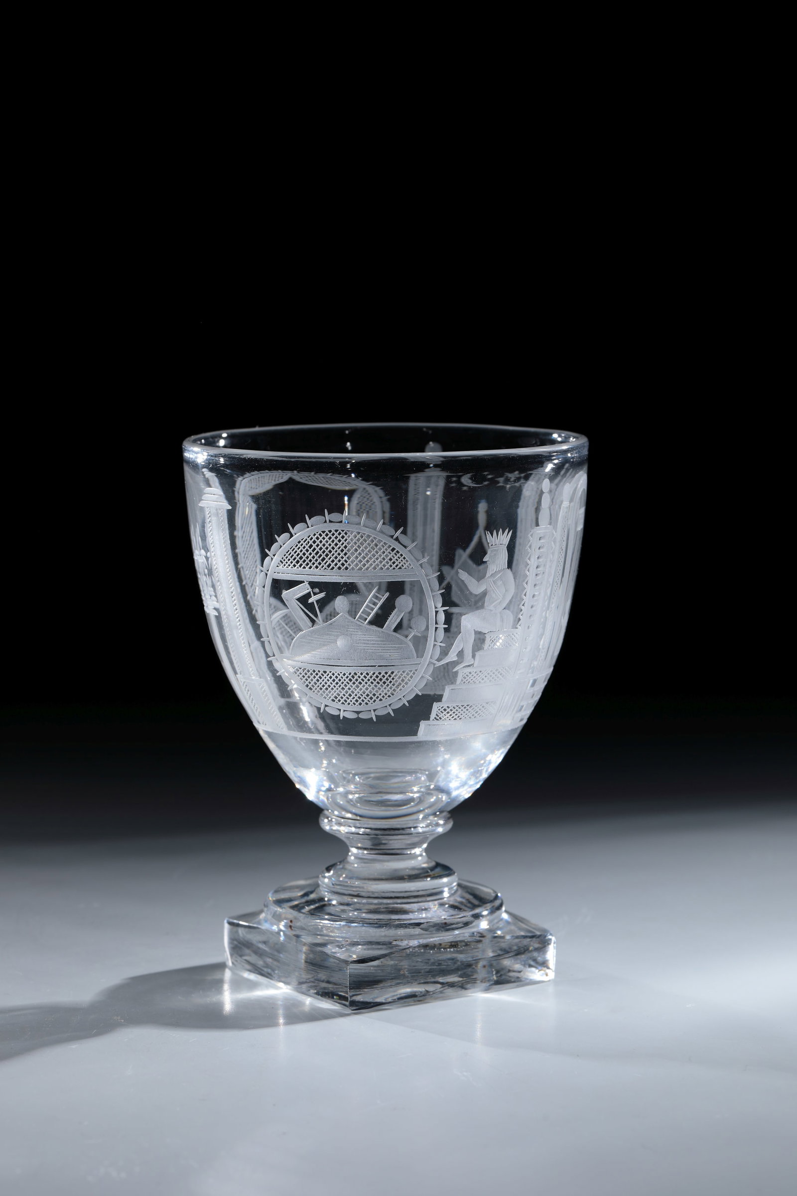 Box glass: Lodge glass, England, 19th century, colourless crystal glass. Square plinth with bottom ball. On the egg-shaped wall, Masonic symbols cut all around. H. 14 cm Logenglas England 19. Jh. Farbloses