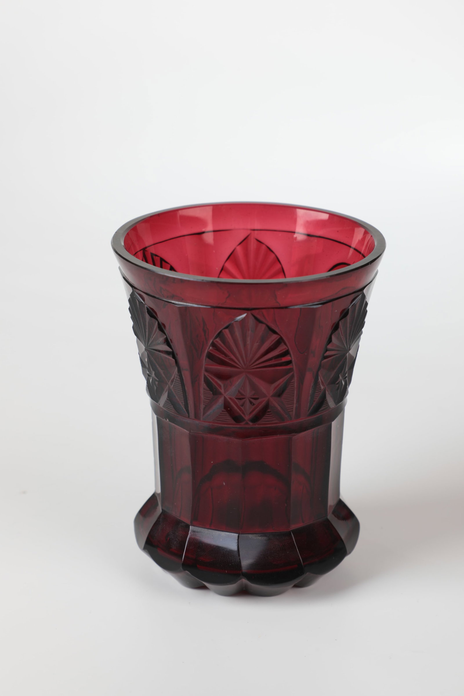 Gold Ruby Mug: Gold ruby cup North Bohemia, M. 19th century. Stand and Ranft with roller cut. The base of the slightly protruding wall is faceted in many ways, above it are highly polished pointed arch ornaments