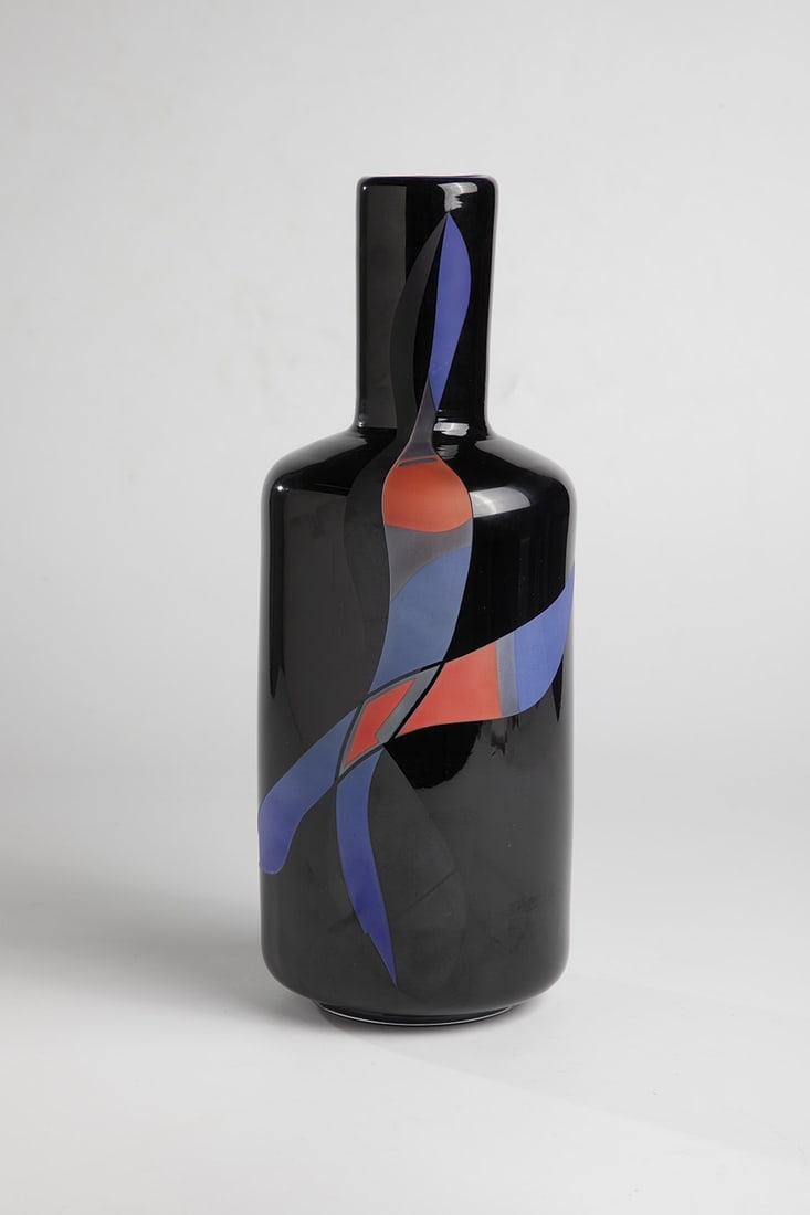 Bottle vase: Bottle vase Klas-Göran Tinbäck, Valla / Sweden, 1990 Colourless glass with multiple overlays in red, light blue and black with etched, ornamental decoration. In the bottom inscribed: