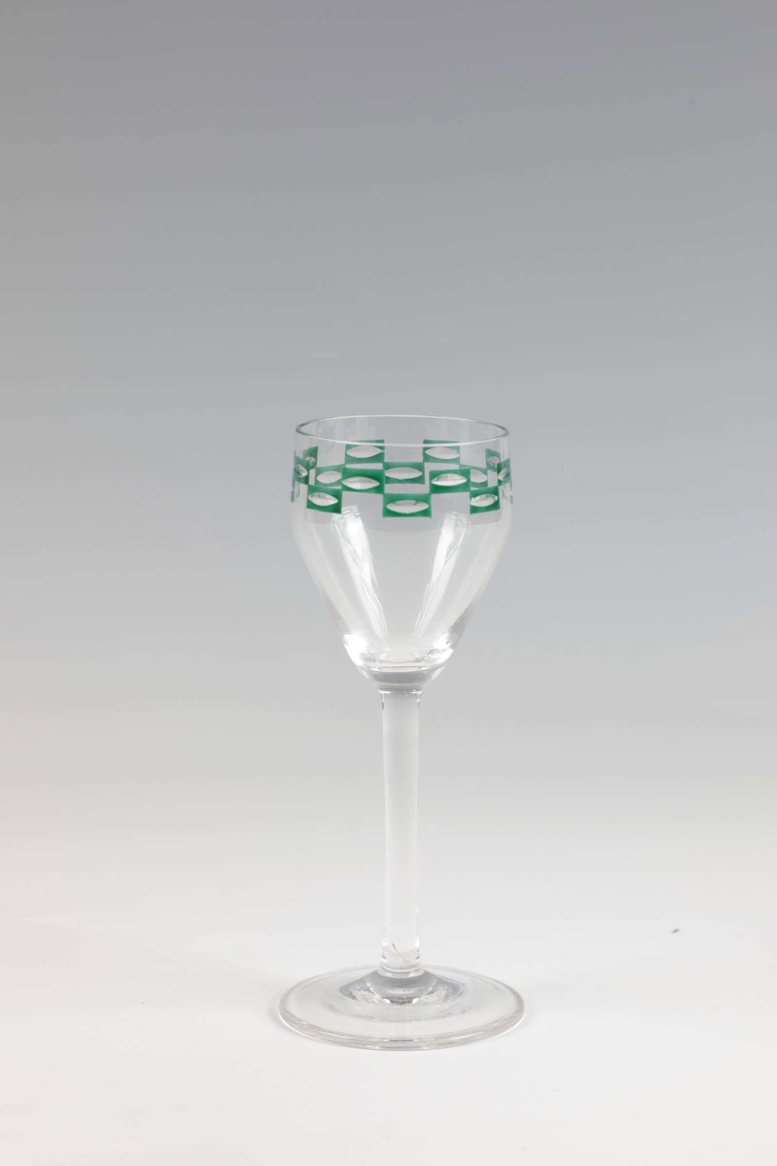 Liqueur glass: Liqueur glass crystal glass factory Benedikt von Poschinger, Oberzwieselau, c. 1904-1906 Colourless glass with a lens finish above the cuppa and green enamel painting. Disc base. H. 15 cm.