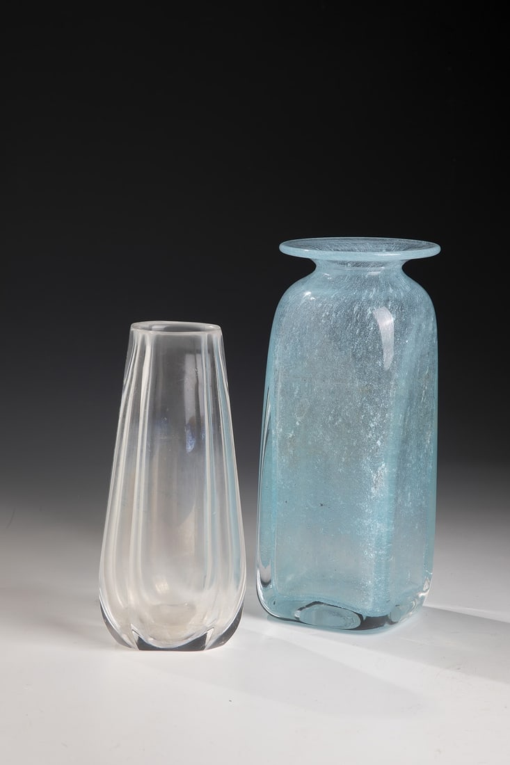 2 vases: 2 vases Orrefors and Ekenäs, 2nd half of the 20th century Colourless, partly strongly bubbled glass, 1x with light blue underlay. Underside inscribed in engraving: Orrefors 2652 or EKENÄS