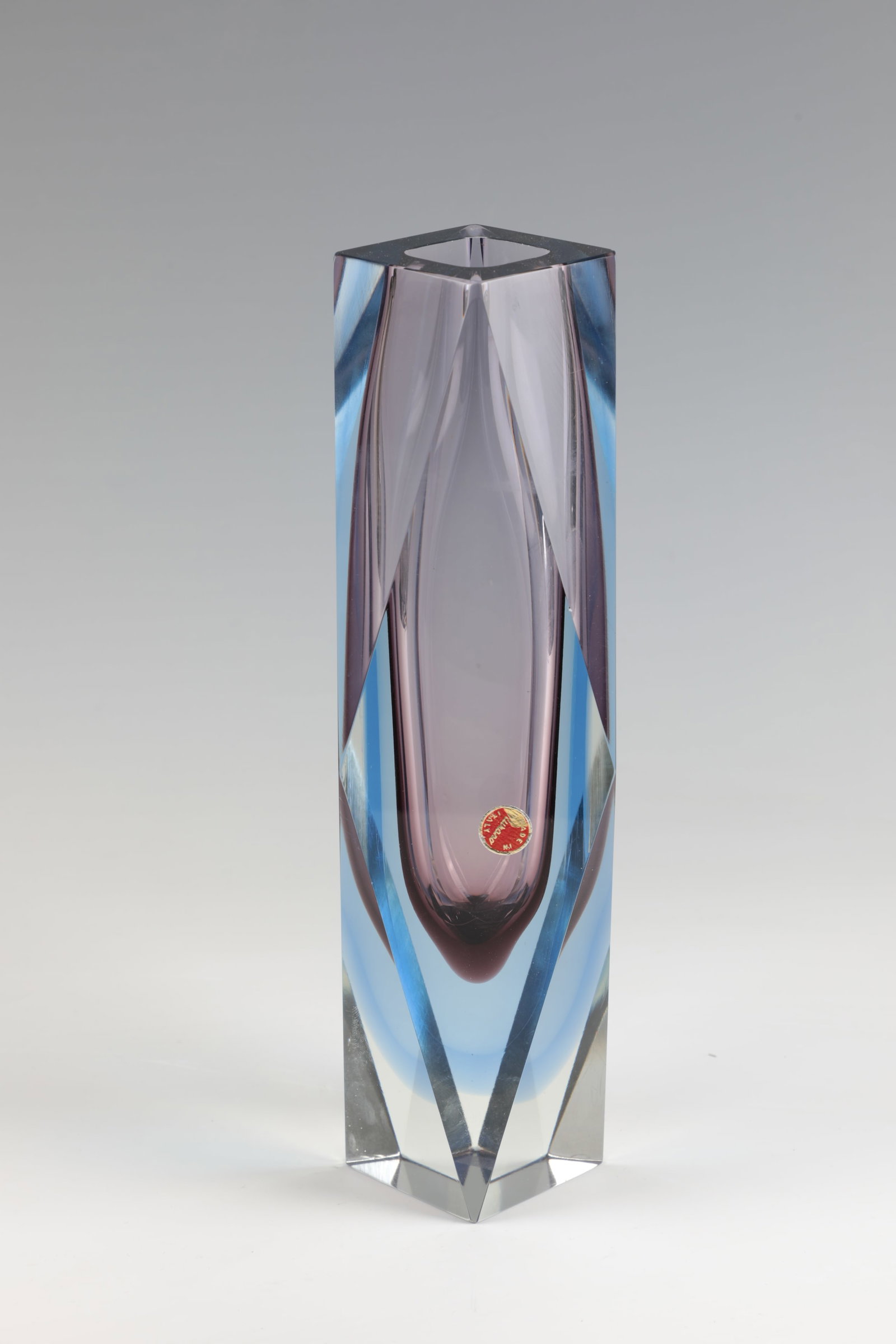 Vase ''Sommerso'': Vase ''Sommerso'' Murano, 1950-1960s Colourless glass, multi-coloured underlay. Fabricated wall. Original distribution label. H. 29.7 cm. Vase ''Sommerso'' Murano, 1950-1960er Jahre Farbloses Glas,