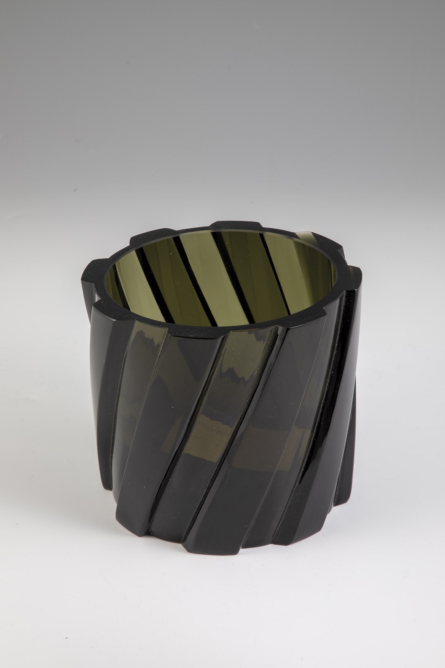 Vase: Vase Ohndrej Skok, Glasfachschule Steinschönau, 2008 Grey-green glass, diagonally cut and polished. Original sticker of the glass school. H. 14.5 cm Vase Ohndrej Skok, Glasfachschule