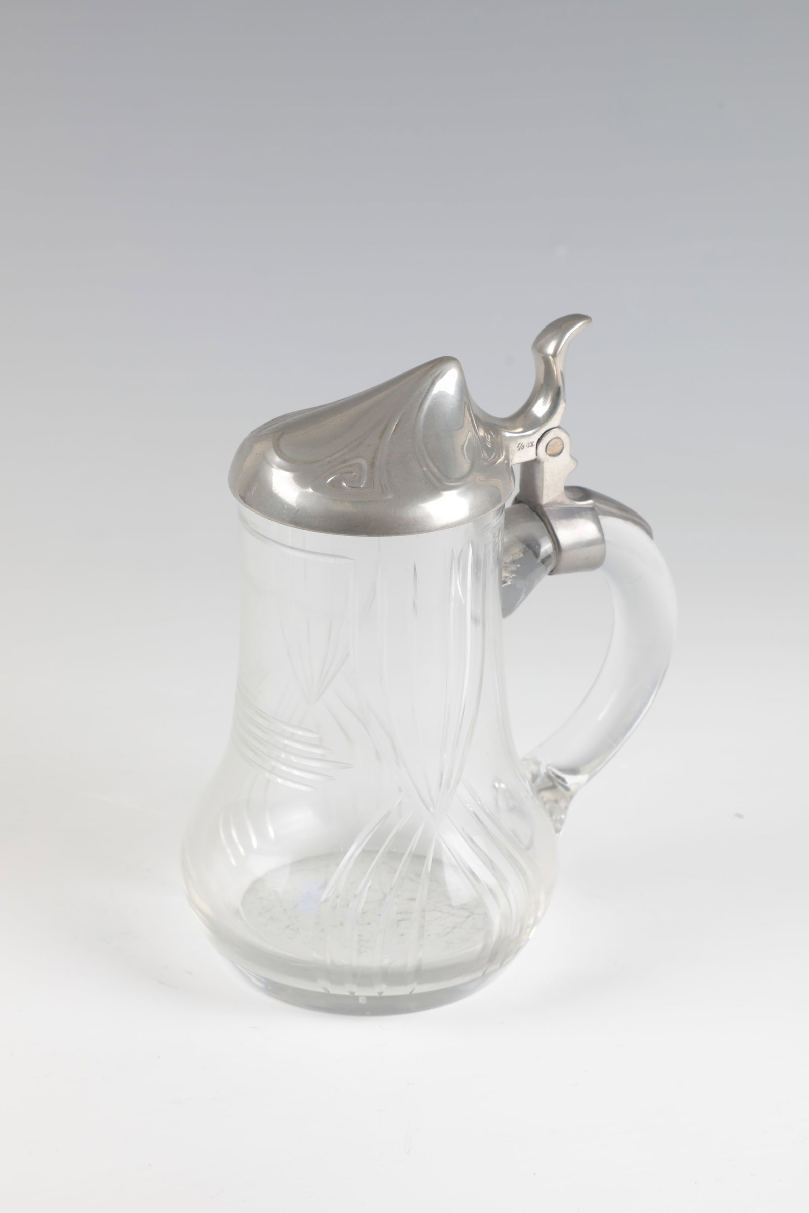 Small beer mug with lid: Small beer mug with lid WMF, Württembergische Metallwarenfabrik, Geislingen, around 1910 Colourless glass with cut palmette decoration. Hinged lid made of pewter with arched thumb rest and
