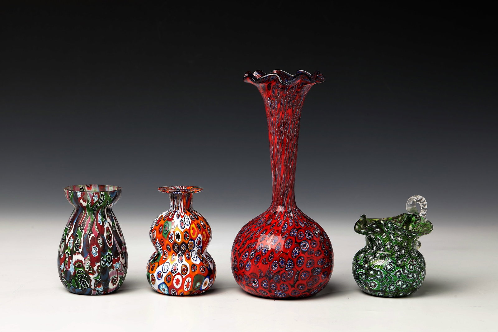 Mixed lot of three vases and a jug with handles: Mixed lot of three vases and a jug with a handle Murano, Fratelli Toso, 20th century. H. 9 - 19 cm Konvolut drei Vasen und eine Henkelkännchen Murano, Fratelli Toso, 20. Jh. Bunte eingewalzte