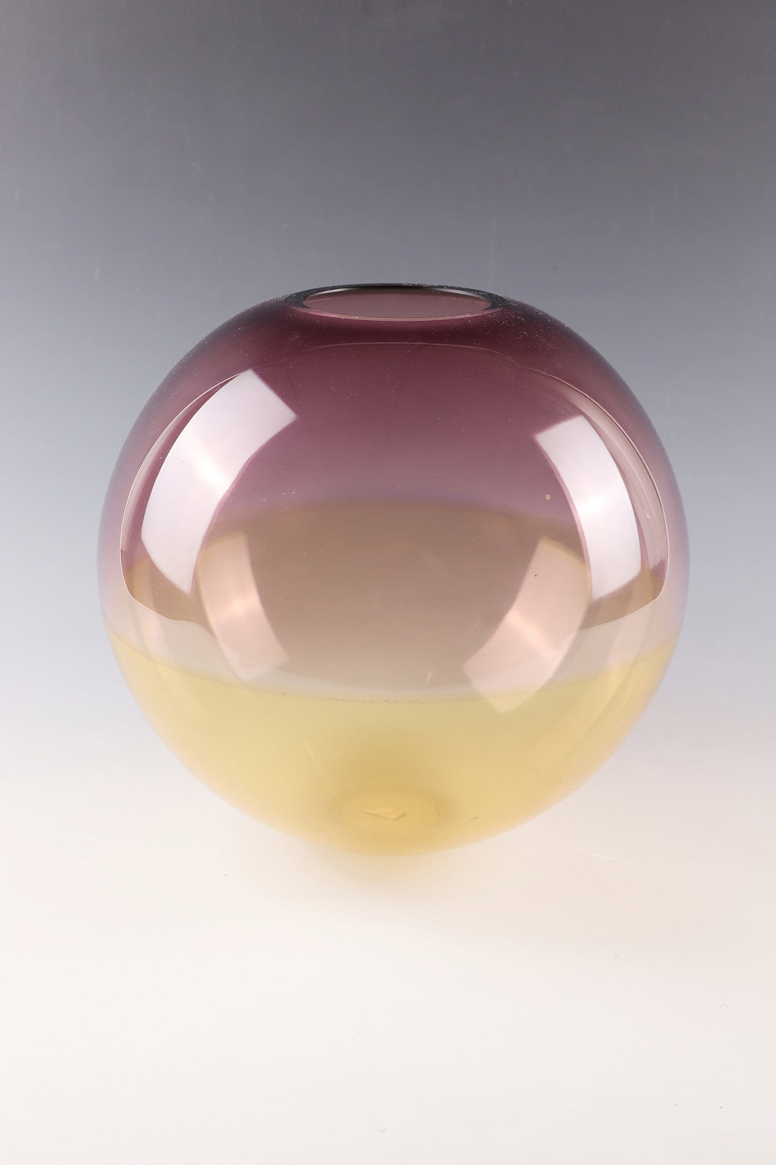 Vase: Vase Barbini, Murano Colourless glass with honey yellow and old pink underlay. Above the stand inscribed in engraving: Barbini murano. H. 24.5 cm. Vase Barbini, Murano Farbloses Glas mit honiggelbem