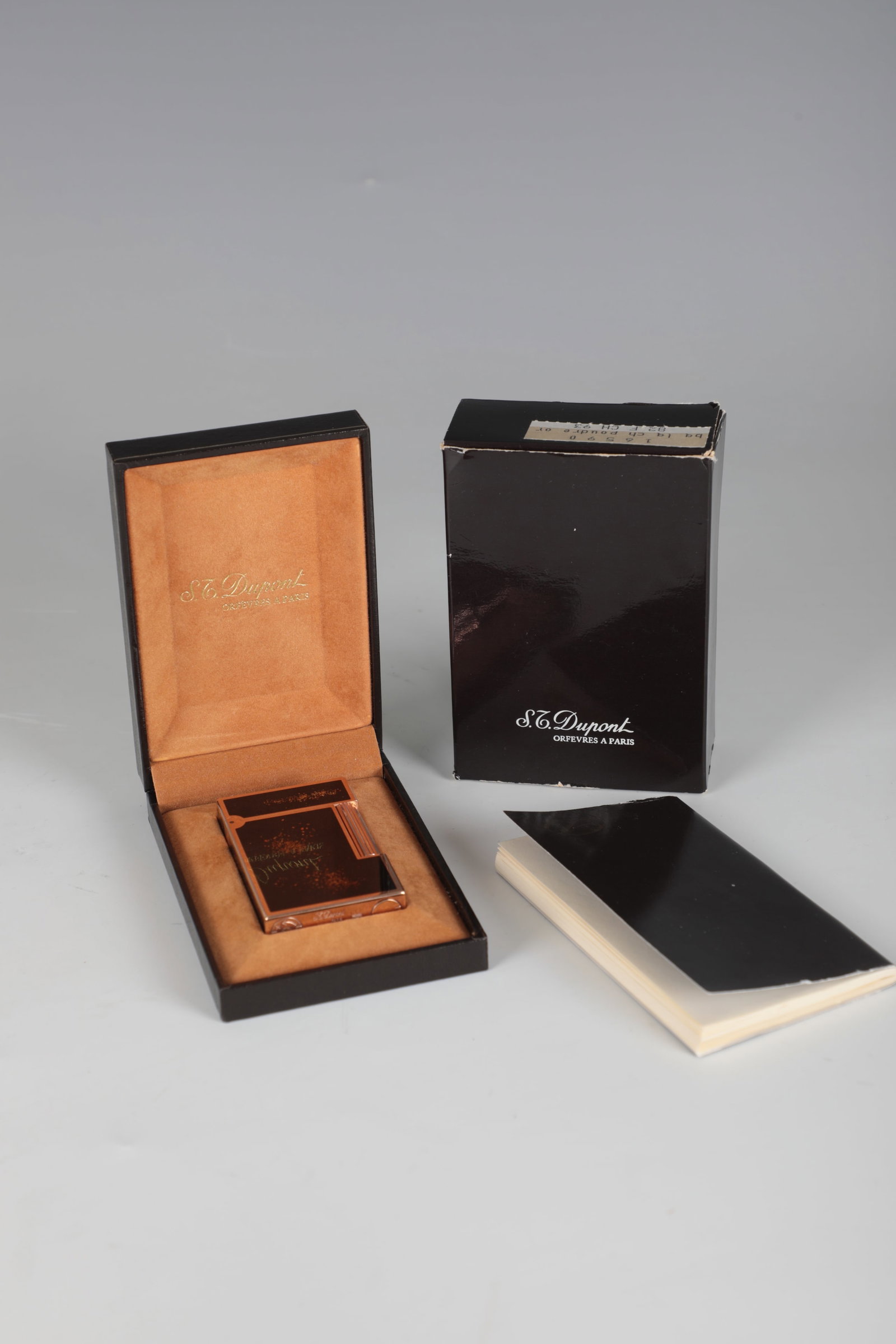 S.t. Dupont Lighter: S.t. Dupont lighter lighter L2 with red china lacquer and gold powder with original box and protective box. Engraved serial no.82FCH93. H. 6.1 cm. S.t. Dupont Feuerzeug Feuerzeug L2 mit rotem