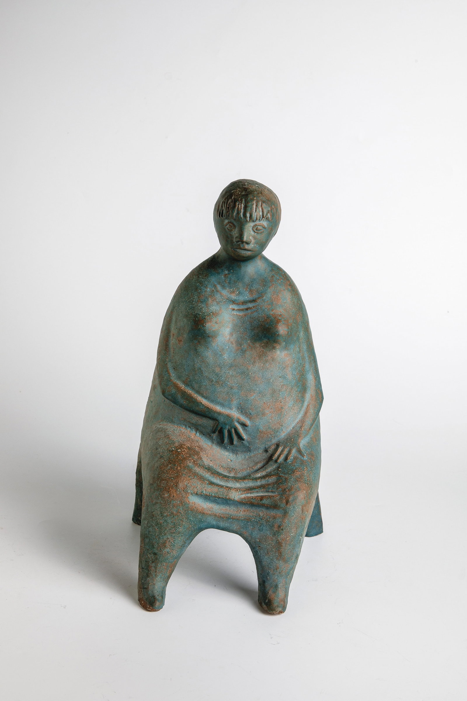 Sculpture: Sculpture Axel Schmidt-Walguny ( 1925-2002), Höhr-Grenzhausen, 1992 Studio ceramics. Full-figurative depiction of a seated woman. Red shard, partially decorated with emerald drün. Monogram