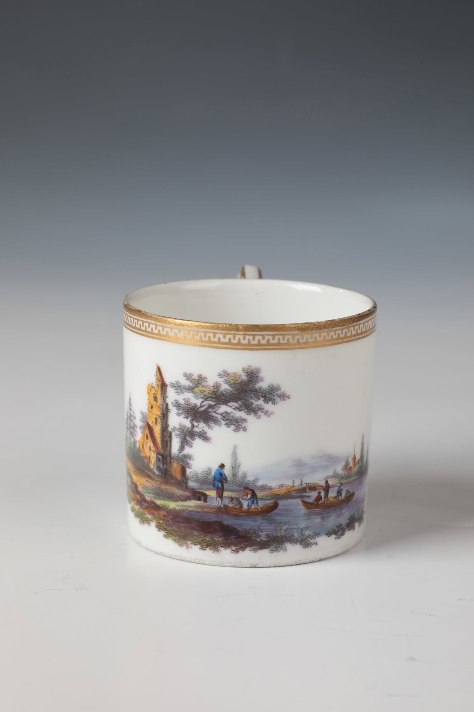 Mug with shopping egg scene: Cup with merchant's egg scene Probably Thuringia, 19th century, porcelain. Finely painted shopping scene with boats, staffage figures and architecture on a riverbank in front of a wide landscape.