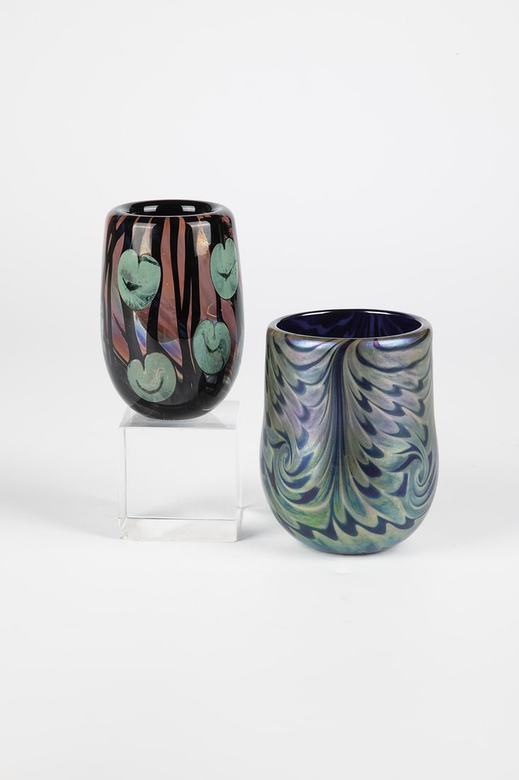 Pair of vases: Pair of Vases USA, 70s/80s Blue or Black Glass. on the wall décor of coloured oxide melting. Combed, lustrated. Underside in vibro engraving indistinctly signed. H. 9 - 10 cm. Paar Vasen USA,