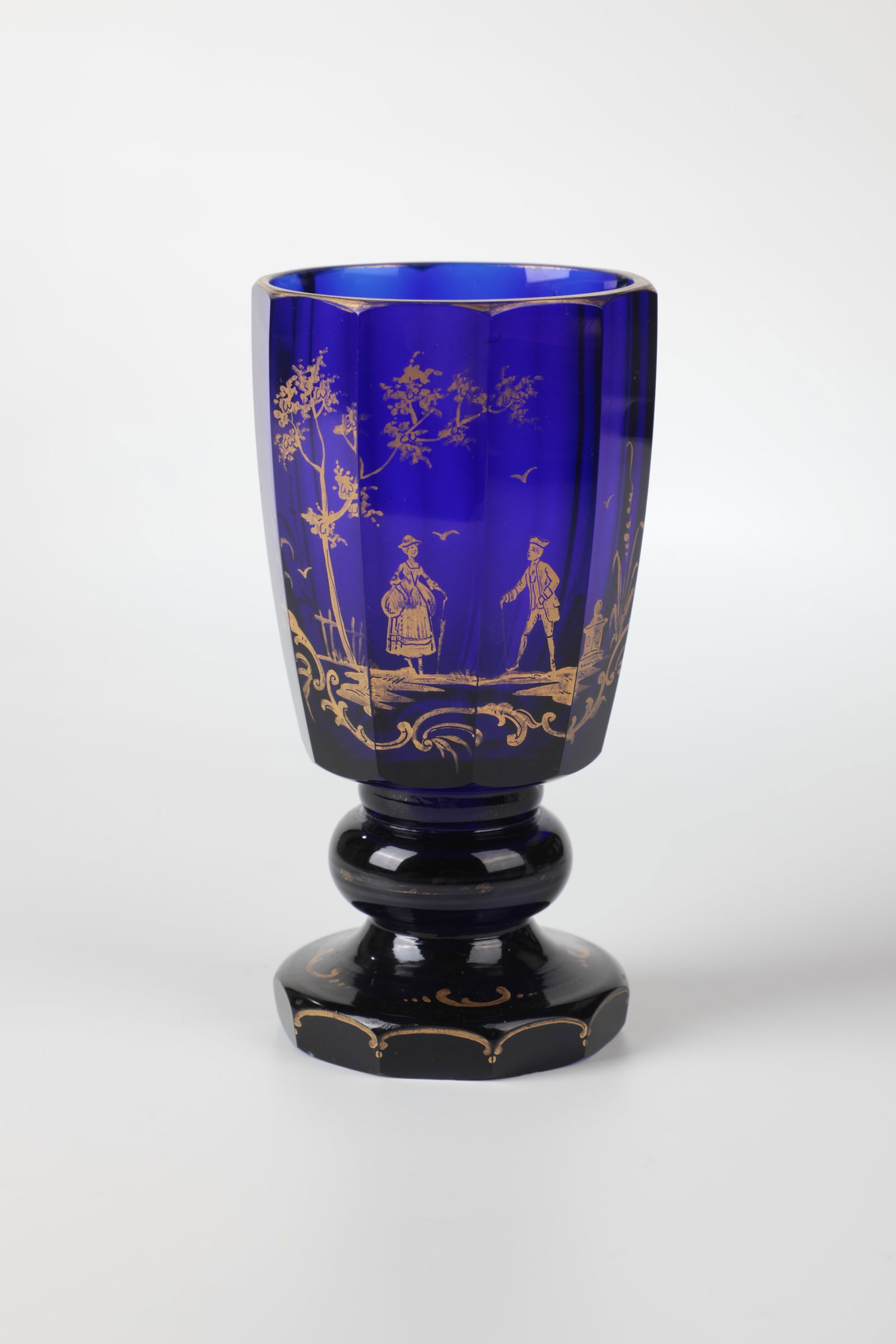 Foot cup with gallantry: Foot cup with gallantry Gebrüder Lorenz, Steinschönau around 1920 Cobalt blue, multi-faceted glass. Frontal gold-etched depiction of a gallant couple in a tree-covered landscape. H. 16 cm