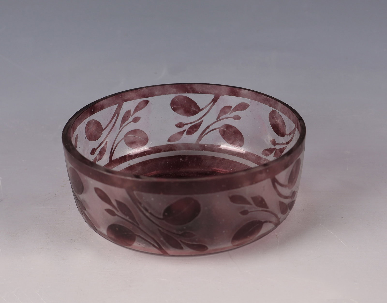 Shell: Daum Frères bowl, Nancy, c. 1910/15 Colourless glass with violet powder melting. Etched decoration: stylized leaf branches with berries in sixfold repeat. Underside of the back in engraving