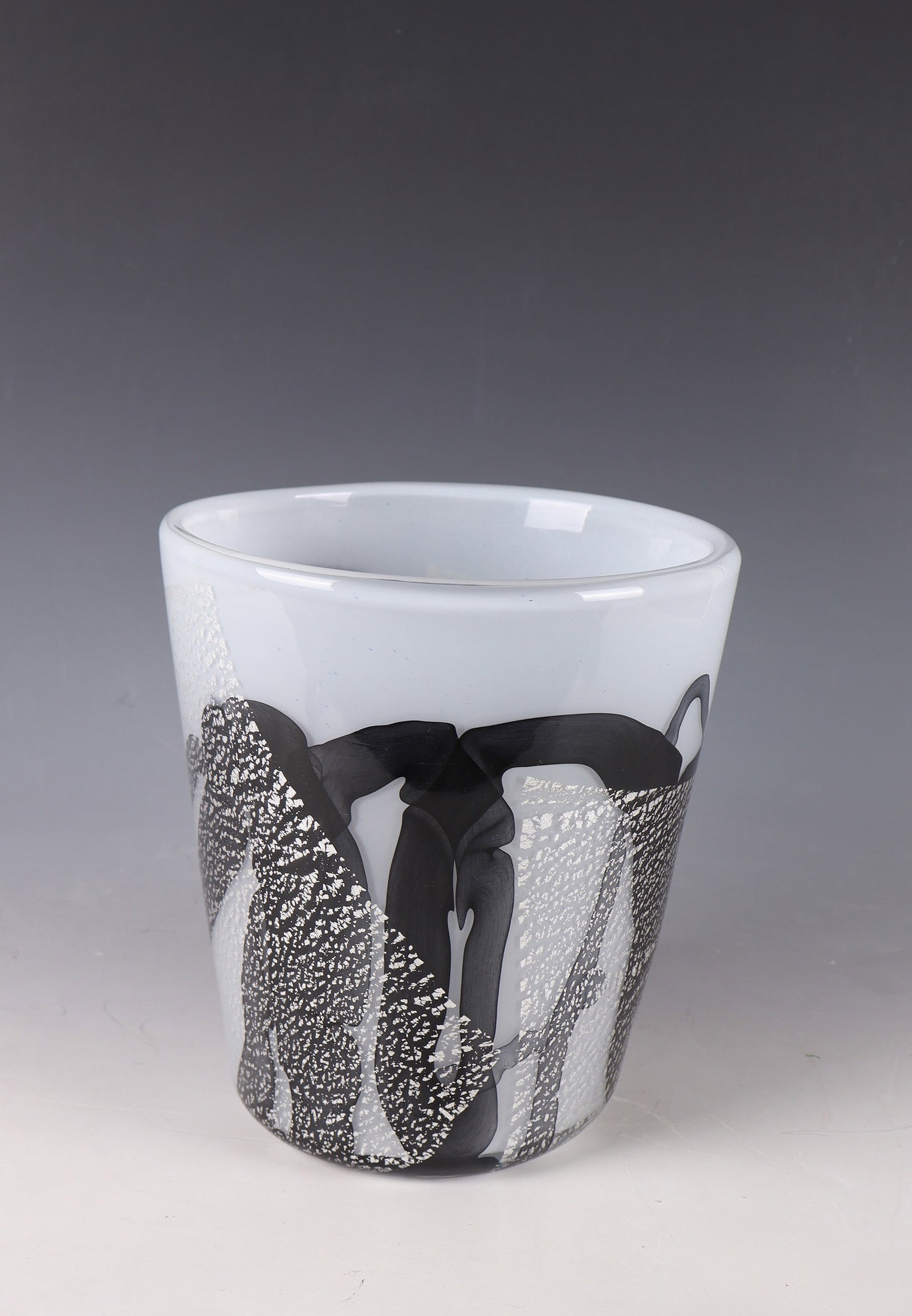 Large goblet vase: Large beaker vase Wohl Murano, after 1980 thick-walled, colourless glass. Opal white underlay. Between the layers, abstract décor of black streaks of paint. Horizontally applied, burst silver