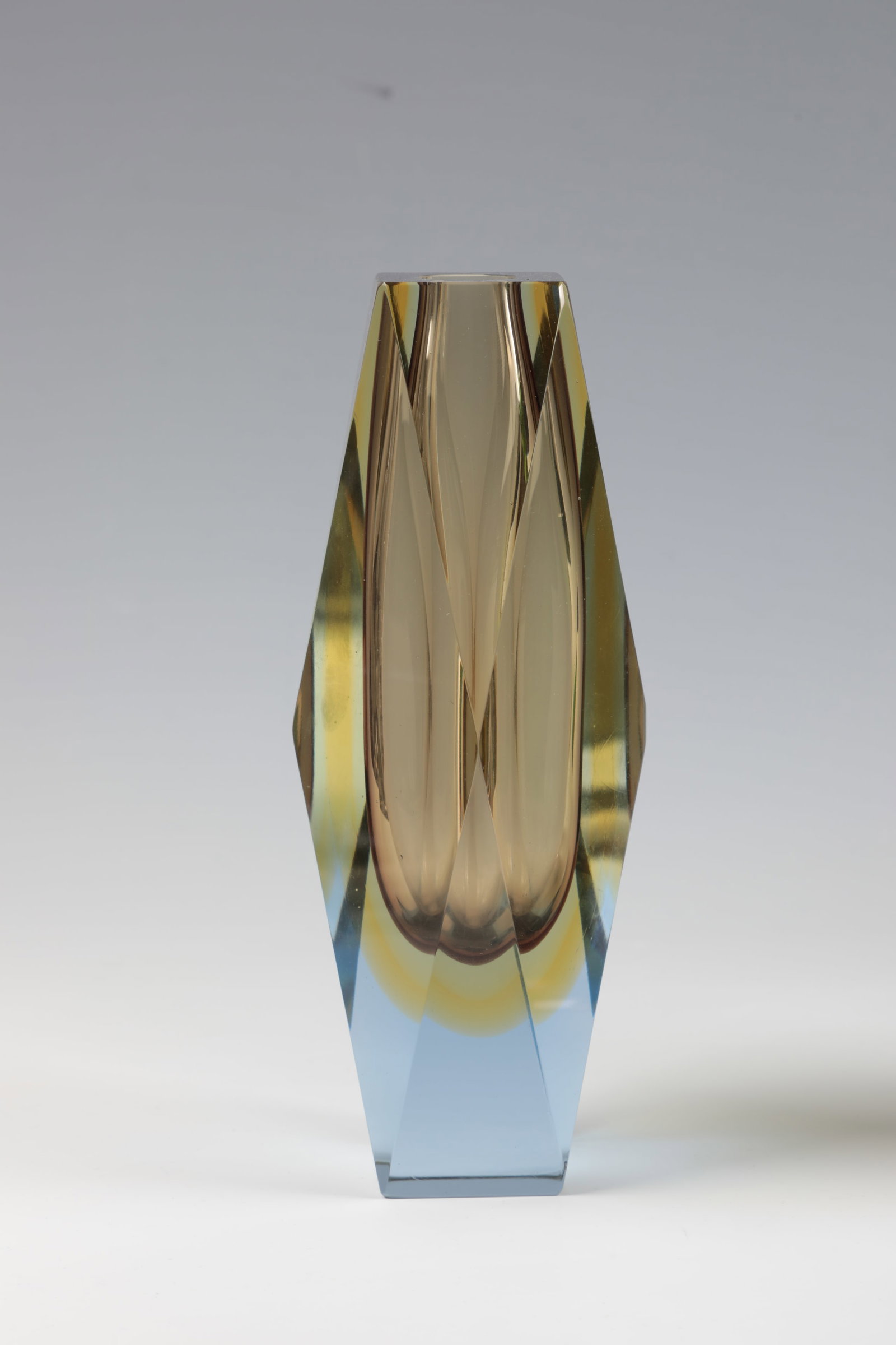Vase ''Sommerso'': Vase ''Sommerso'' Murano, 1950-1960s Colourless glass, multi-coloured underlay. Fabricated wall. H. 23 cm. Vase ''Sommerso'' Murano, 1950-1960er Jahre Farbloses Glas, mehrfarbig unterfangen.