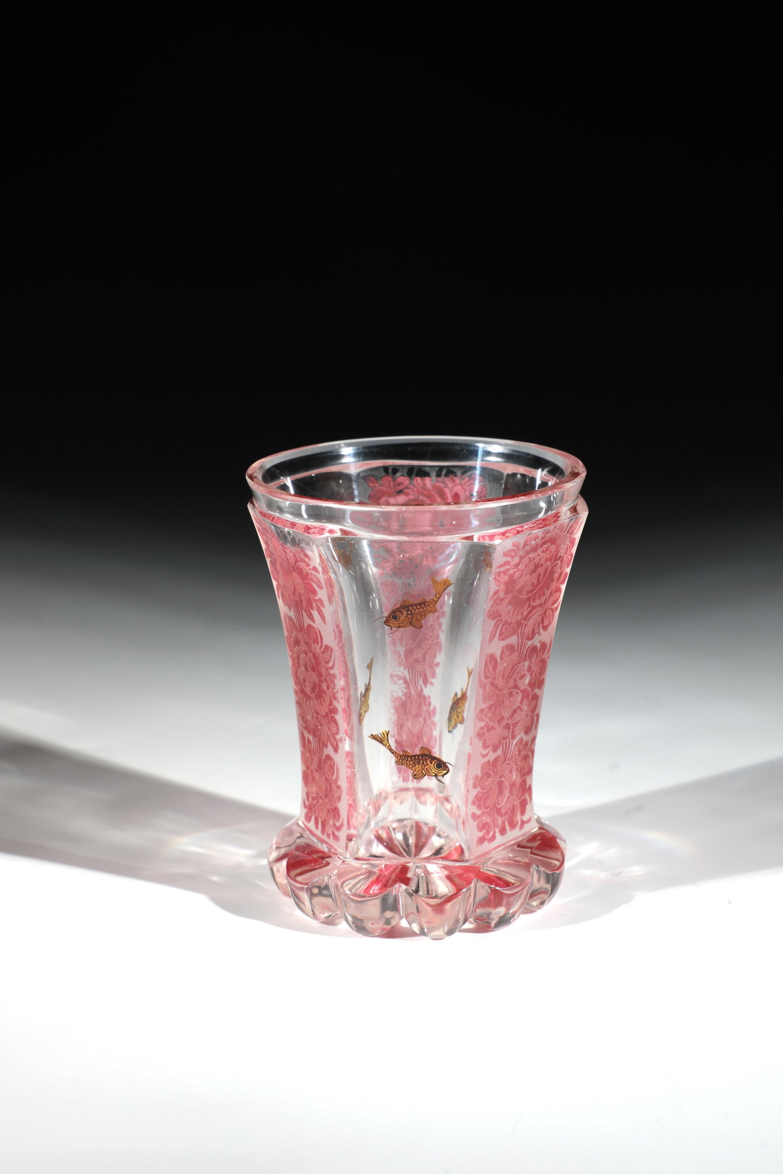 Ranft cup with fish: Ranft beaker with fish Friedrich Egermann, Blottendorf near Haida, around 1845 Colourless, six-faceted glass with alternating floral containers in very fine purple painting and various fish depictions