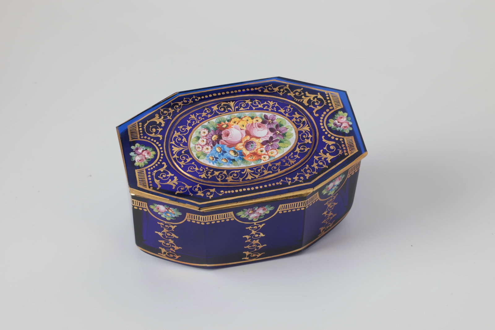 Lidded jar: Lidded box Bohemia or France, 2nd half of the 19th century, cobalt blue glass. Octagonal in cross-section. Decoration in gold etching and polychrome enamel painting. 13.5 x 8.5 x 7 cm Deckeldose