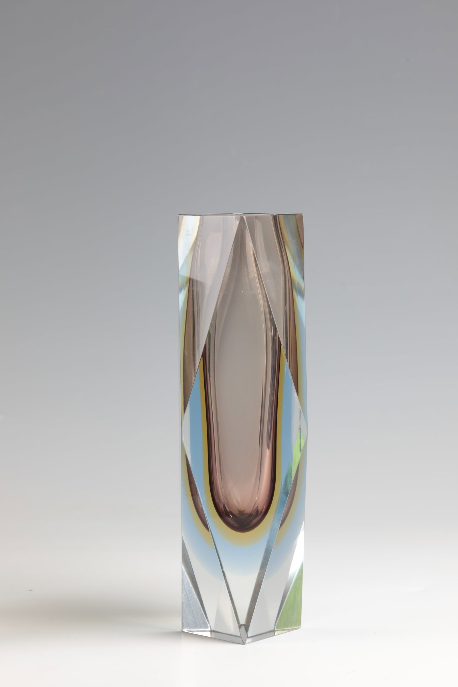 Vase ''Sommerso'': Vase ''Sommerso'' Murano, 1950-1960s Colourless glass, multi-coloured underlay. Fabricated wall. H. 22.8 cm. Vase ''Sommerso'' Murano, 1950-1960er Jahre Farbloses Glas, mehrfarbig unterfangen.