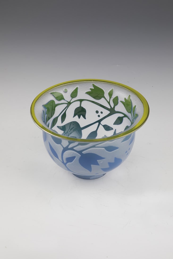 Foot shell: Foot Bowl Bertil Vallien for Kosta Boda Colourless glass with ochre yellow and blue underlay. Sandblasted interior décor all around: stylized tulips. Underside in engraving inscription: Boda