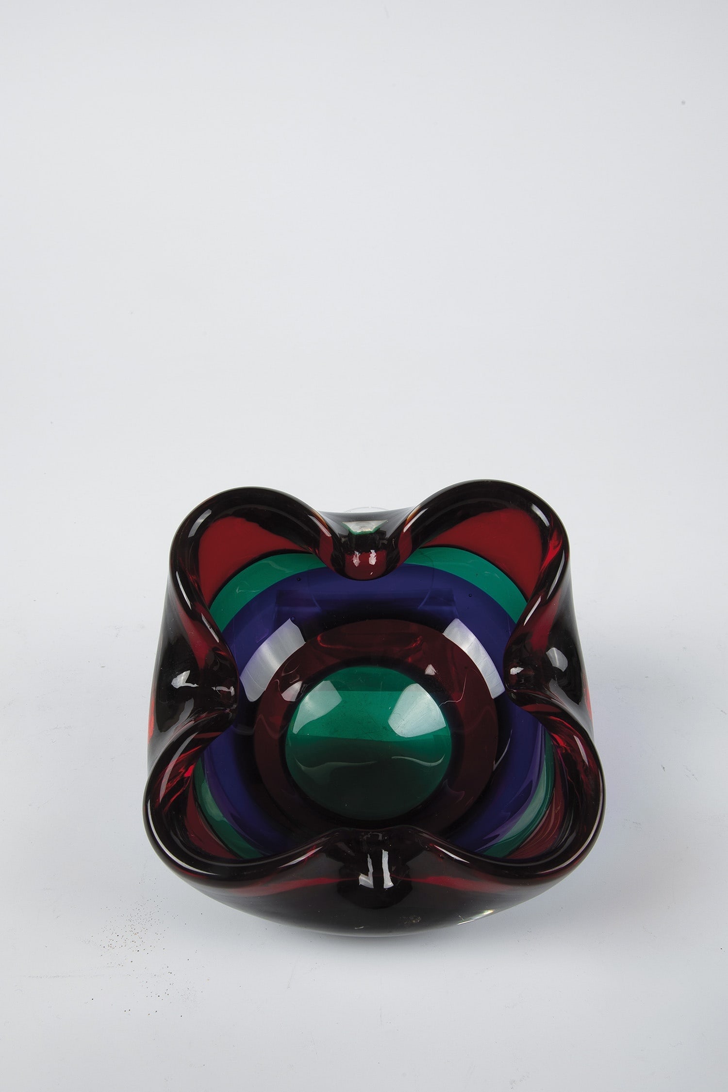 Ashtray: Murano ash bowl, c. 1955/60 Colourless glass with underlays in red, green and blue. H. 7 cm. Aschenschale Murano, um 1955/60 Farbloses Glas mit Unterfängen in Rot, Grün und Blau. H. 7 cm.