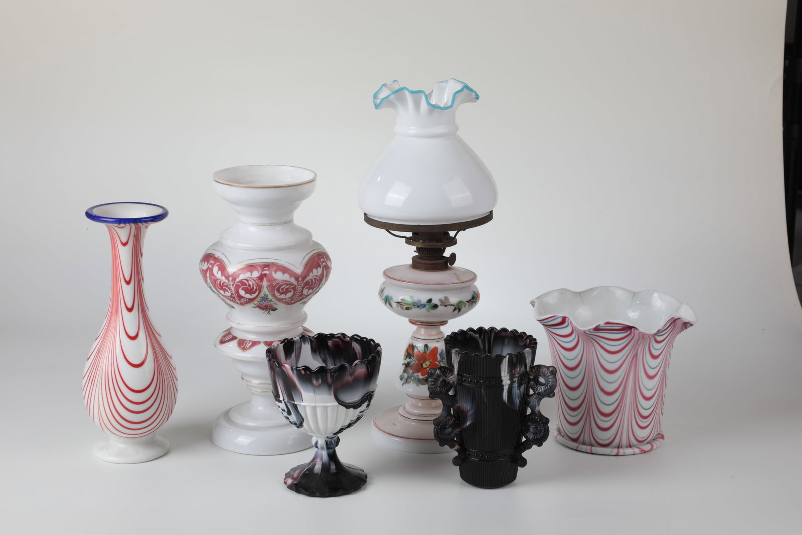 Mixed Lot of 6 Frosted Glass Objects: Mixed lot of 6 frosted glass objects, Bohemia or Bavarian whale as well as England, 2nd half of the 19th century, kerosene lamp with flower border and bouquet in bright enamel colours. Umbrella