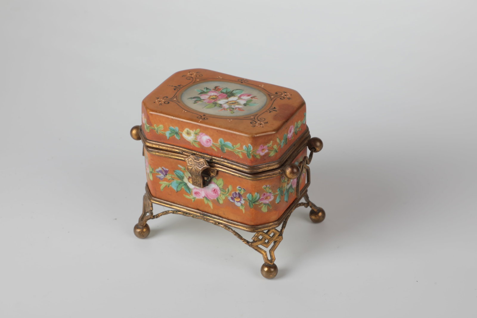 Lidded jar: Lidded box France, M. 19th century. Rectangular wall with bevelled corners. Polychrome flower painting on an ochre background. Brass mount. Key is missing. 9.5 x 6.5 x 10 cm Deckeldose Frankreich, M.