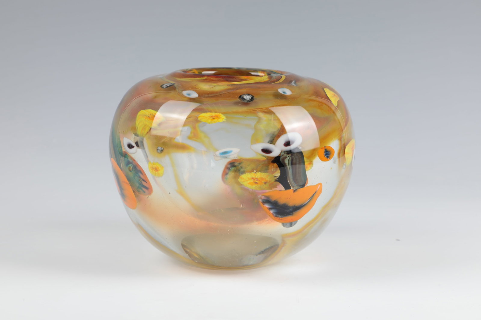 Vase: Vase Steve Tobin, 1981 Colorless, thick-walled glass. Polychrome interlayer décor. Underside signed and dated in engraving: Tobin 81. H. 13 cm Vase Steve Tobin, 1981 Farbloses, dickwandiges