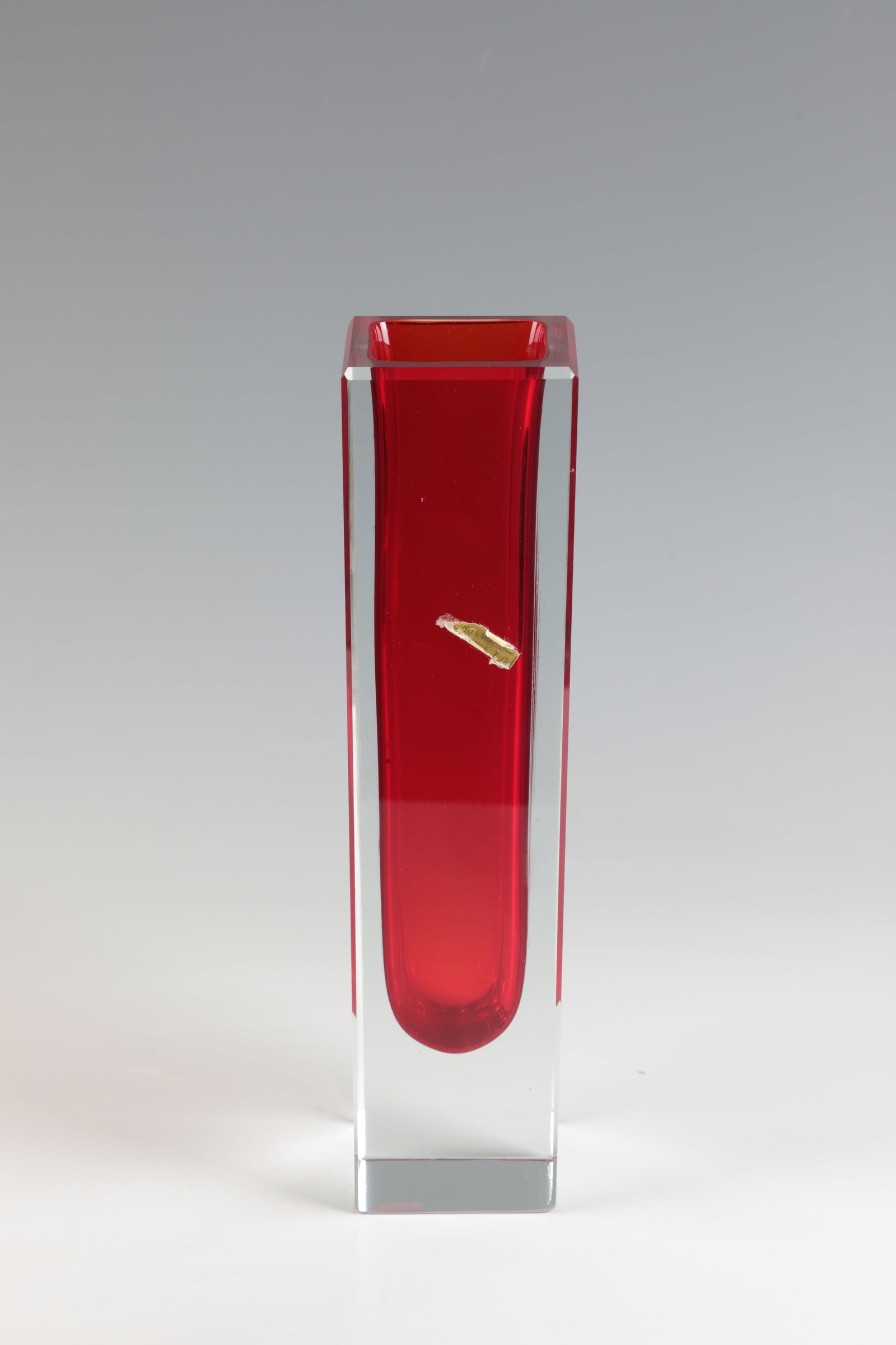 Vase ''Sommerso'': Vase ''Sommerso'' Murano, 1950-1960s Colorless glass, red underlay. Remnants of original distribution label. H. 29.5 cm. Vase ''Sommerso'' Murano, 1950-1960er Jahre Farbloses Glas, rot unterfangen.