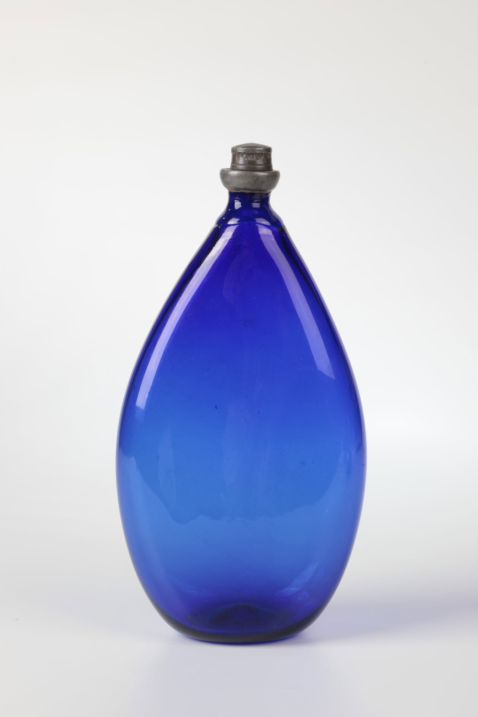 Drop bottle with tin screw cap: Drop bottle with tin screw cap Alpine, 19th century Cobalt blue glass with tear-off. Flattened, teardrop-shaped wall on both sides. H. 24 cm Tropfenflasche mit Zinnschraubverschluss