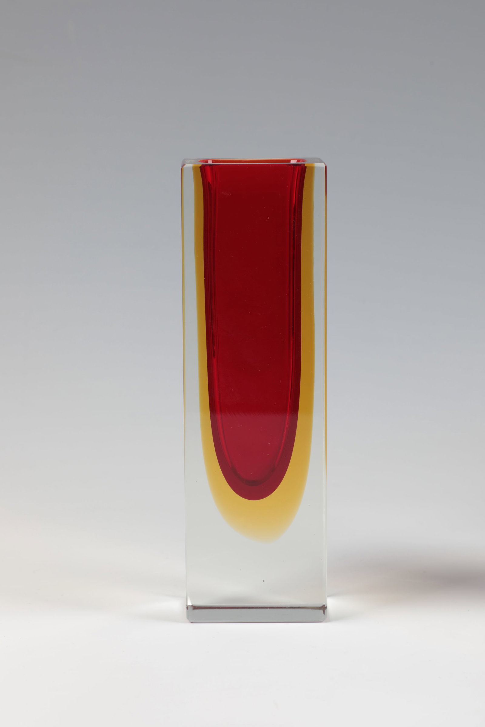 Vase ''Sommerso'': Vase ''Sommerso'' Murano, 1950-1960s Colourless glass, multi-coloured underlay. Fabricated wall. H. 21.5 cm. Vase ''Sommerso'' Murano, 1950-1960er Jahre Farbloses Glas, mehrfarbig unterfangen.